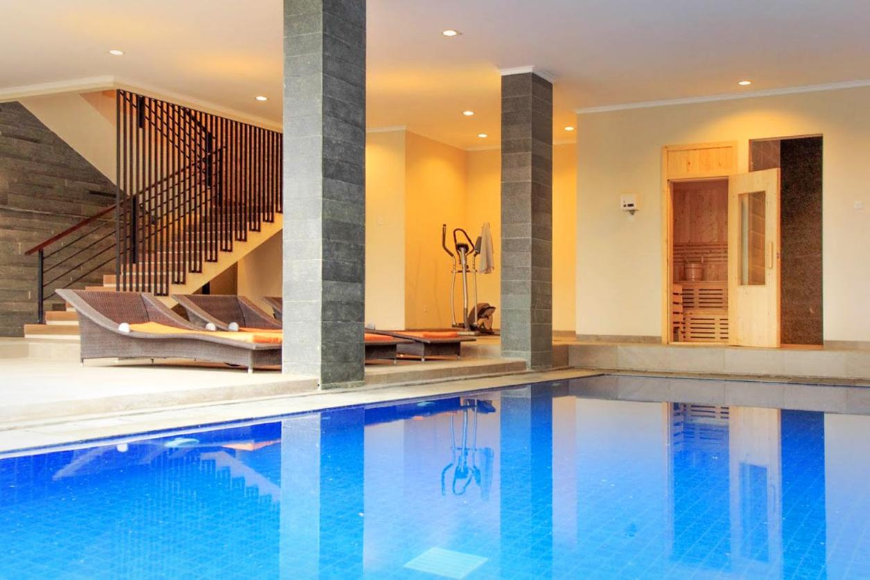 Five-Bedroom Villa with Private Pool - Photo 32