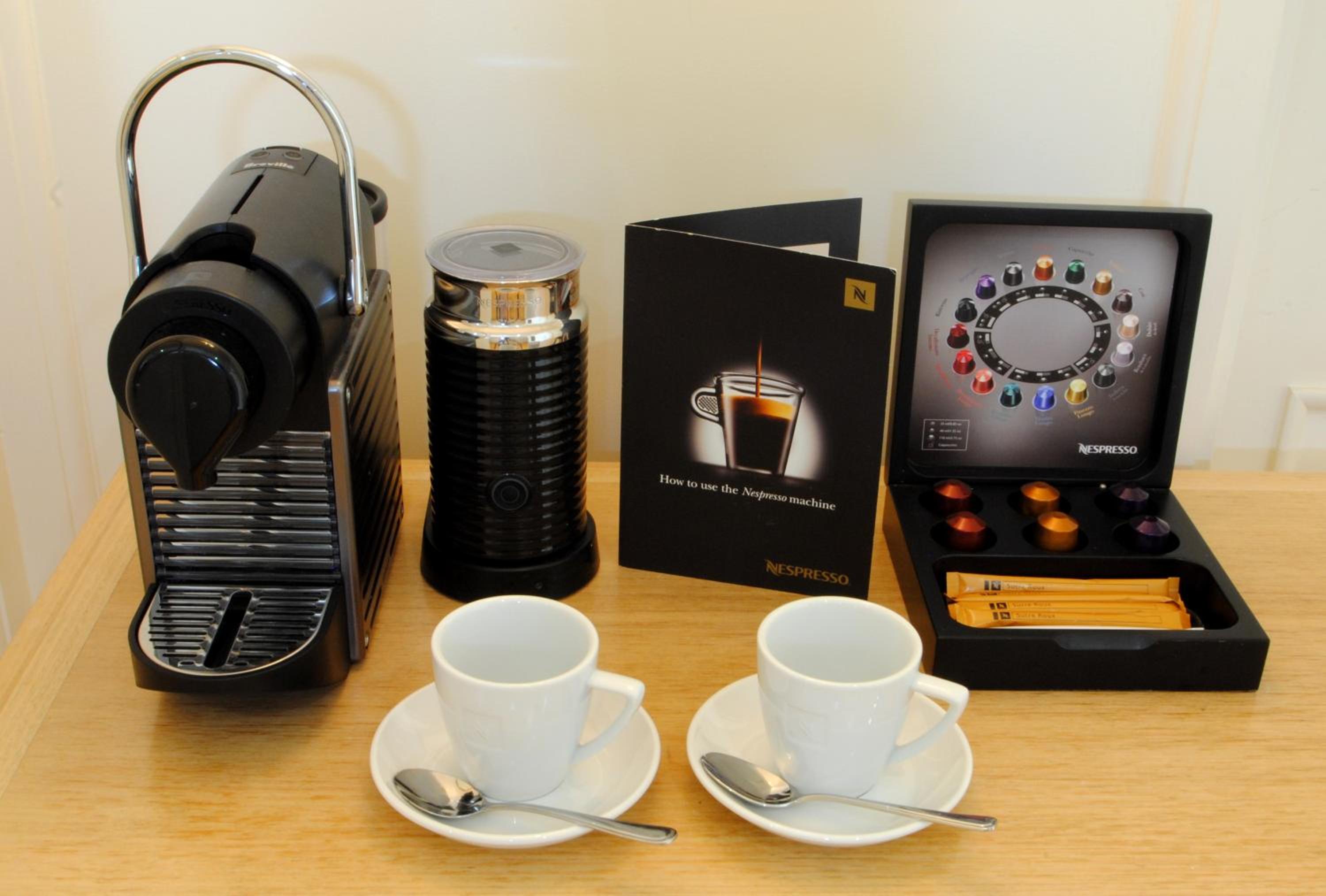 Junior Twin Suite with Two Double Beds and City Views with one drink voucher  - Photo 6
