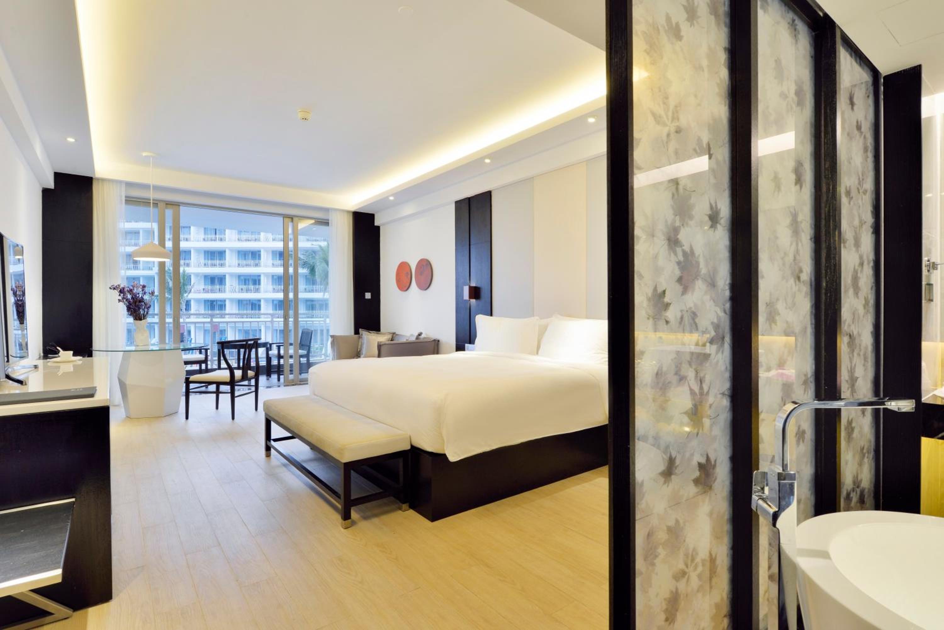 Deluxe Pool View King Room