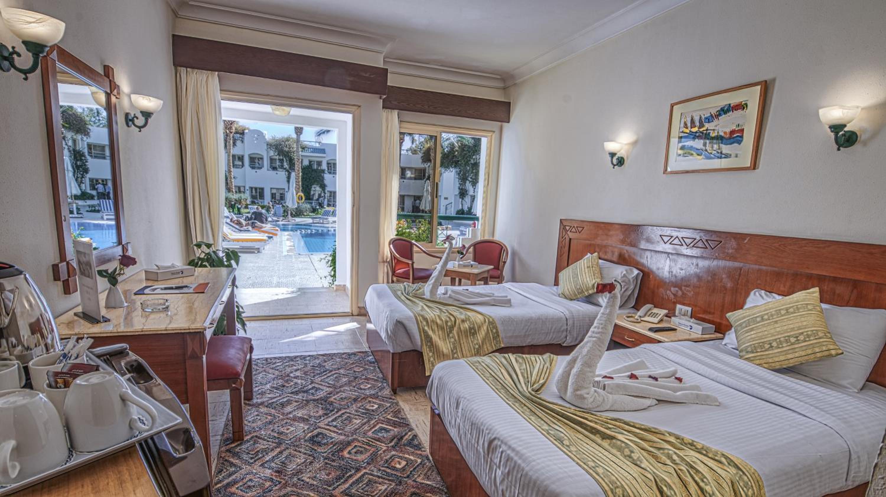 Double Or Twin Room With Pool View - Photo 5