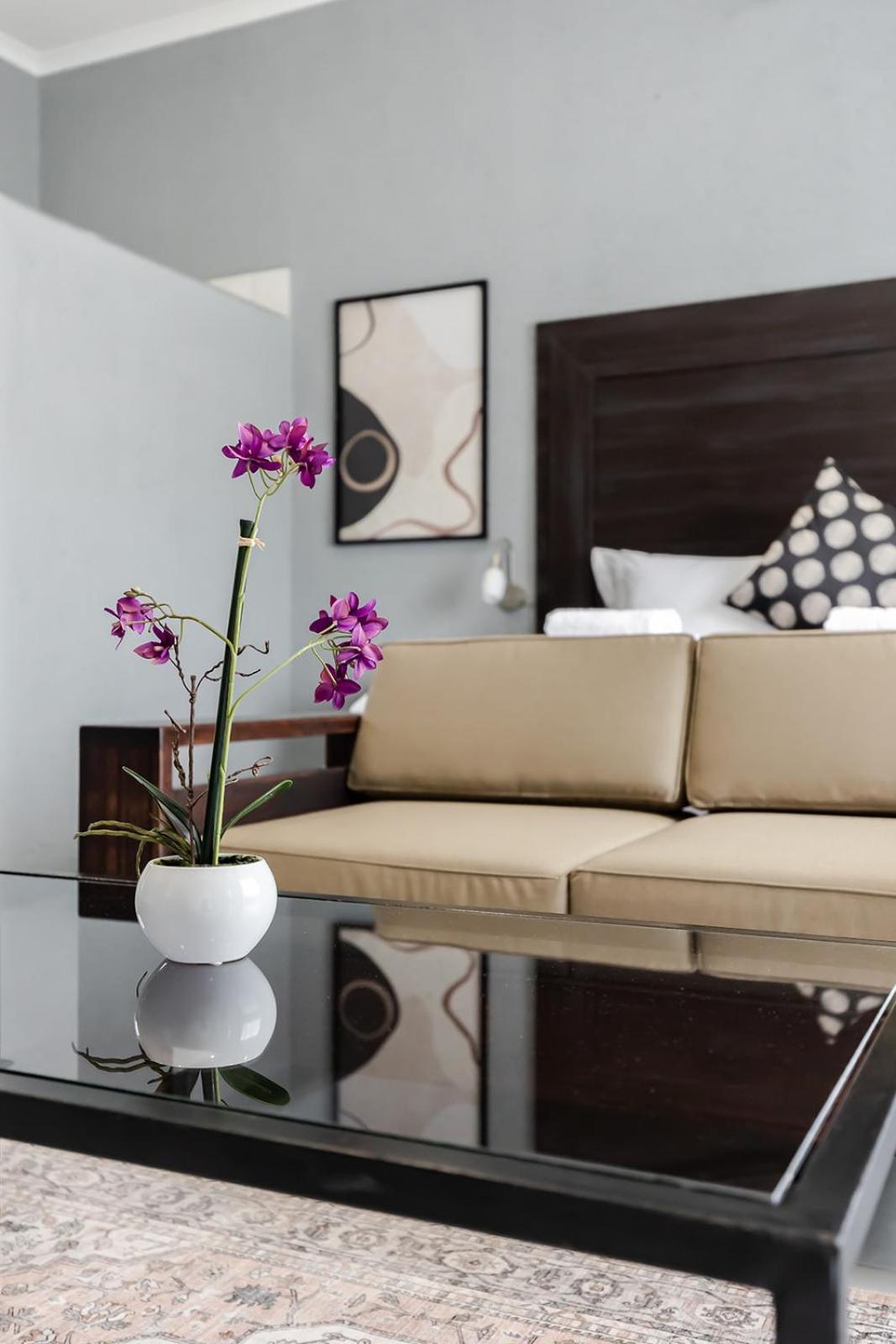 Deluxe Queen Suite photo 2