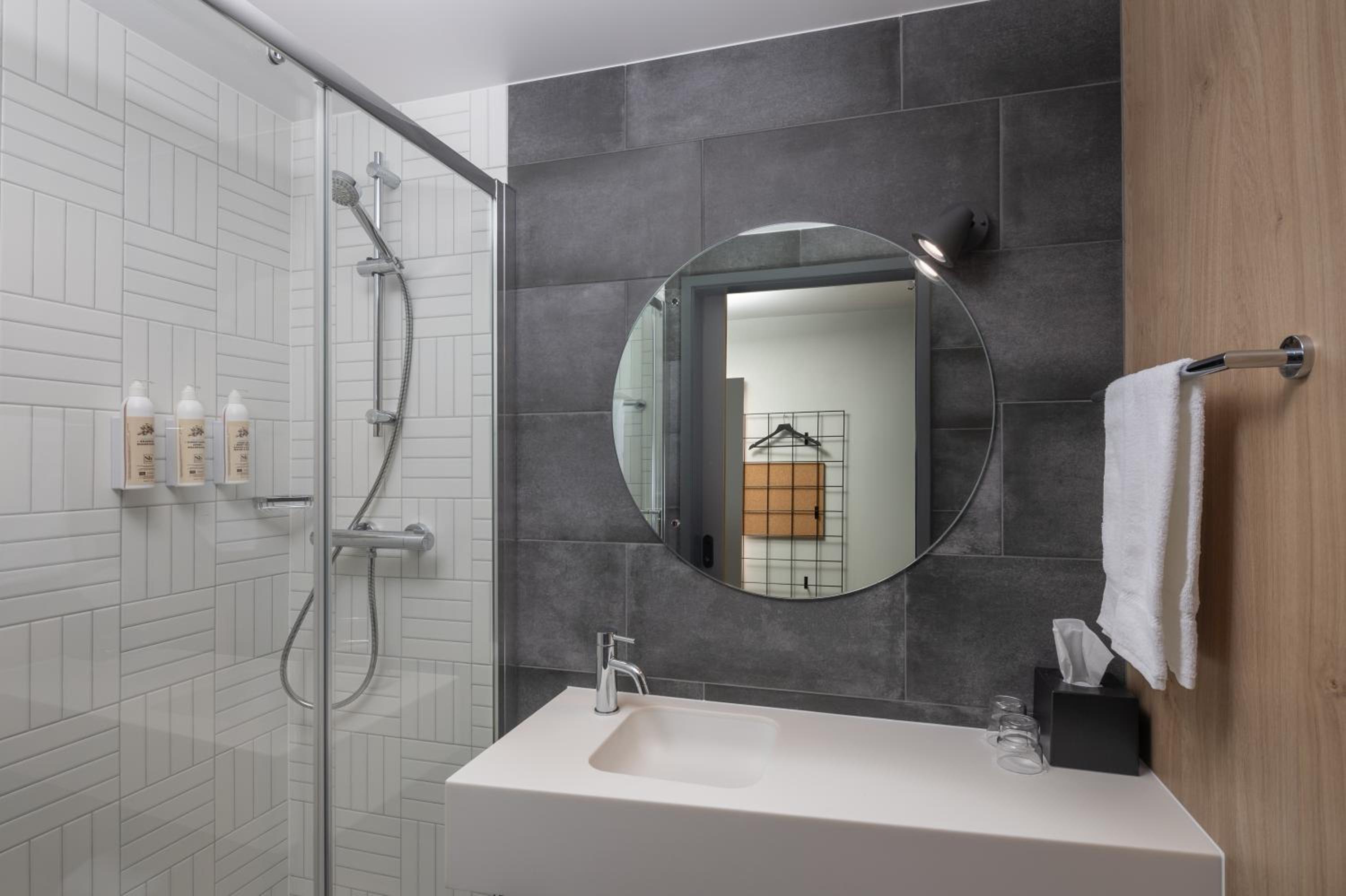 Moxy Extra Queen Room with River View - Photo 2