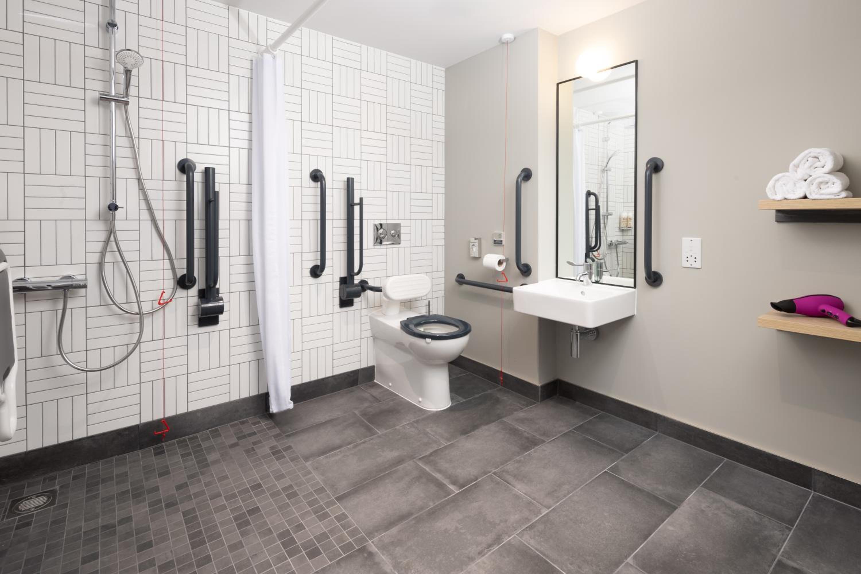 Queen Room - Mobility Accessible - Photo 8