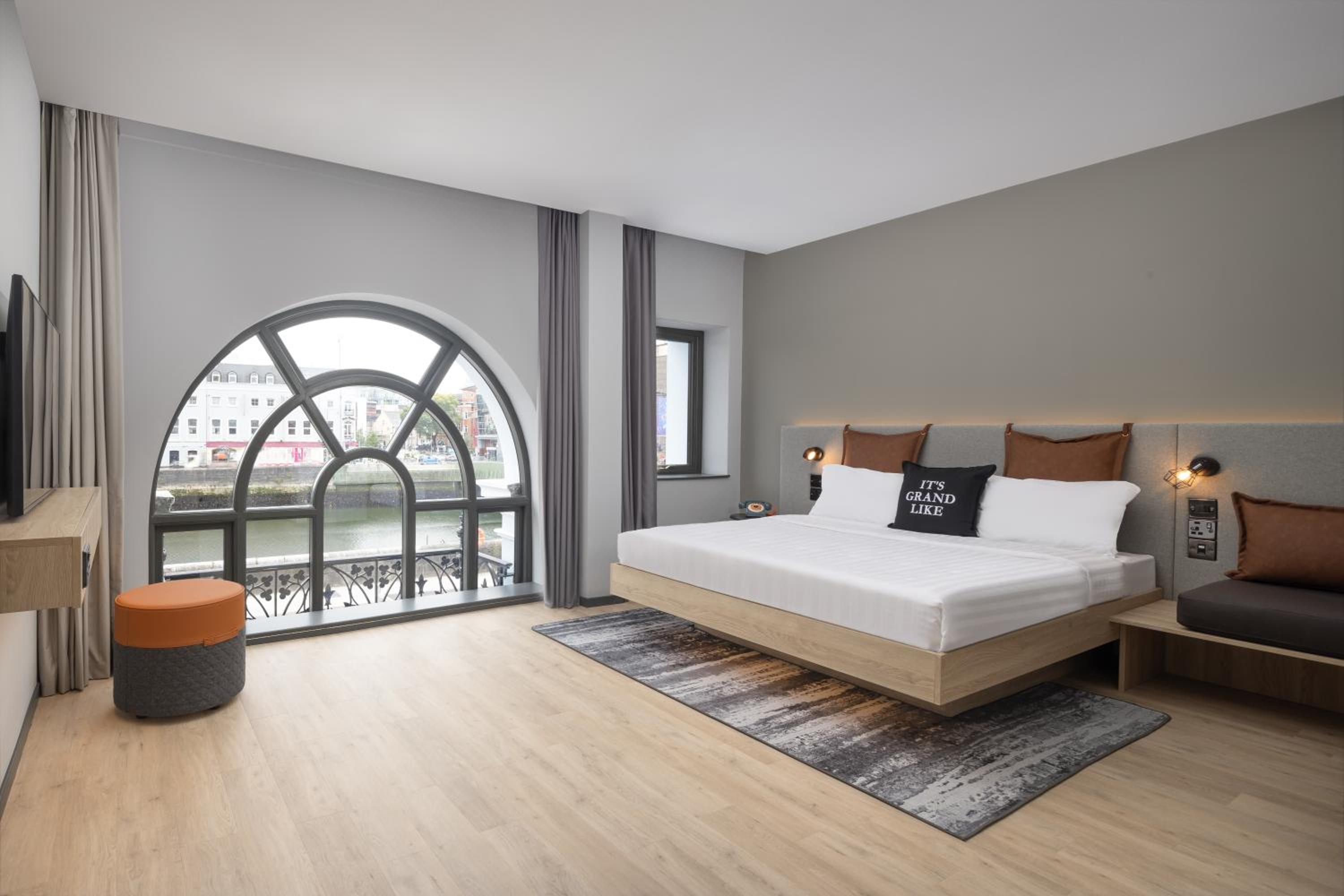 Moxy Extra Queen Room with River View - Photo 1