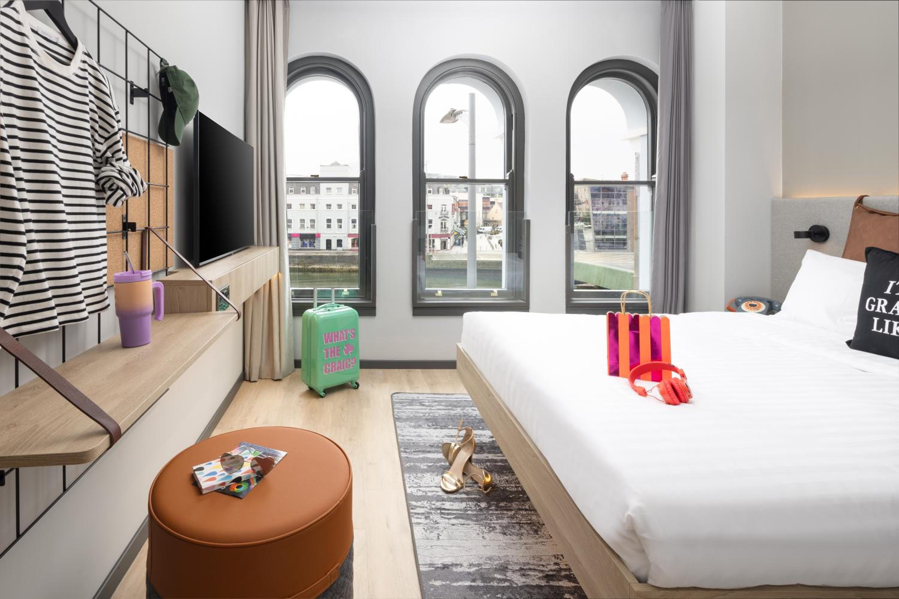 Queen Room with River View - Photo 3