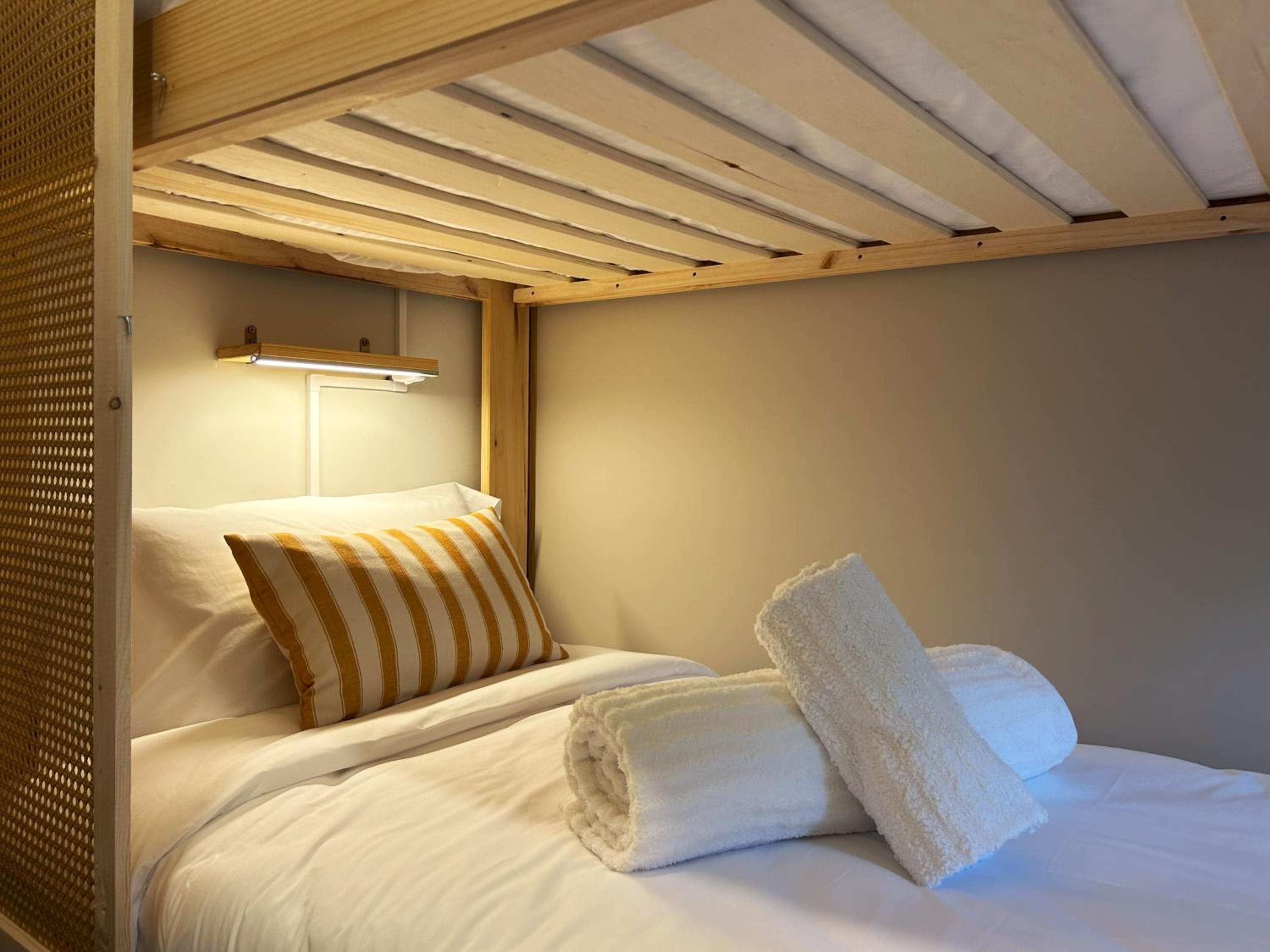 Cama en habitación compartida para 8 personas
