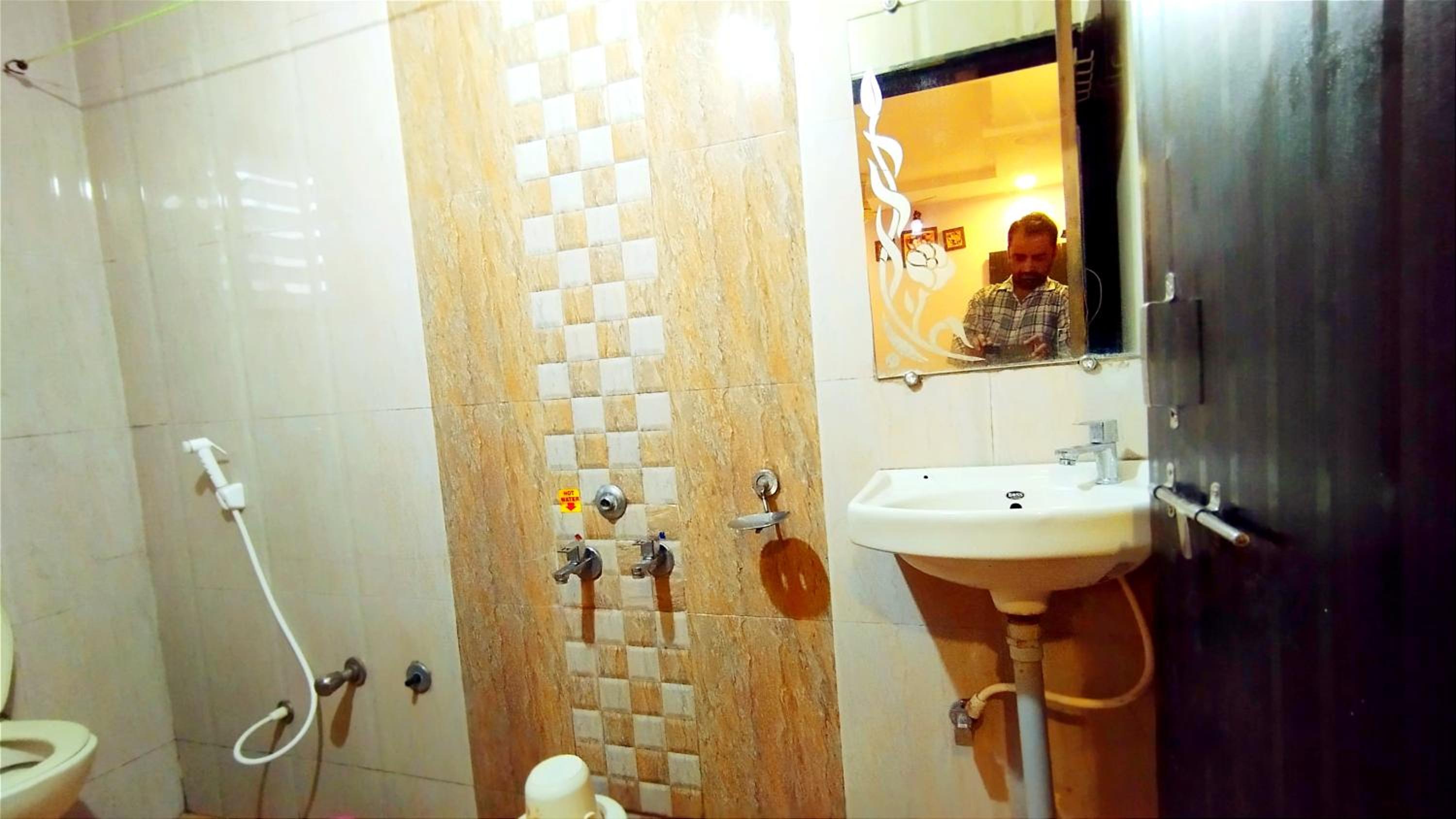 Deluxe Double Room - Non AC - Photo 5