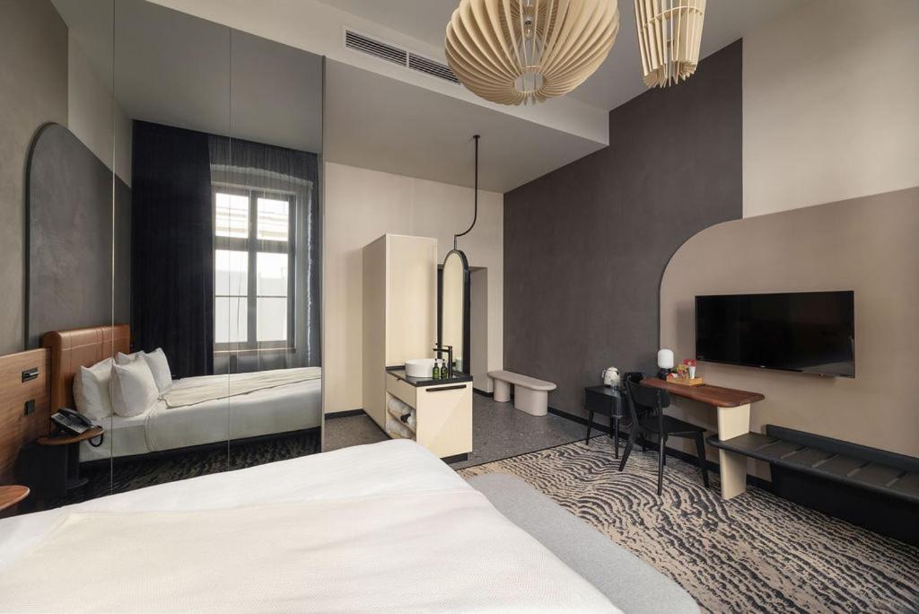 Deluxe Room - Photo 3