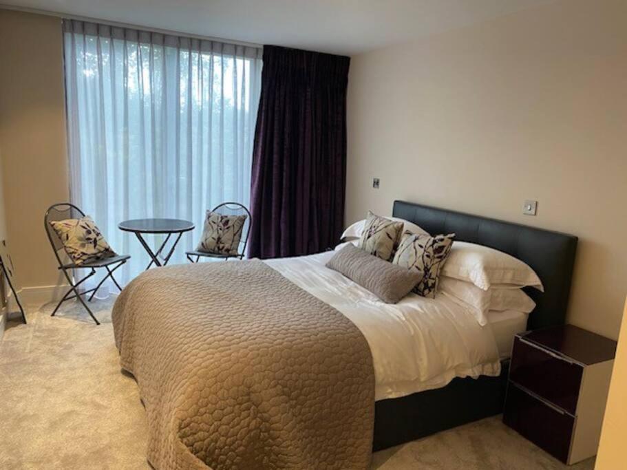 Five-Bedroom House photo 1