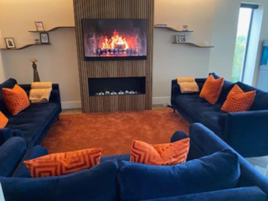 Five-Bedroom House photo 2