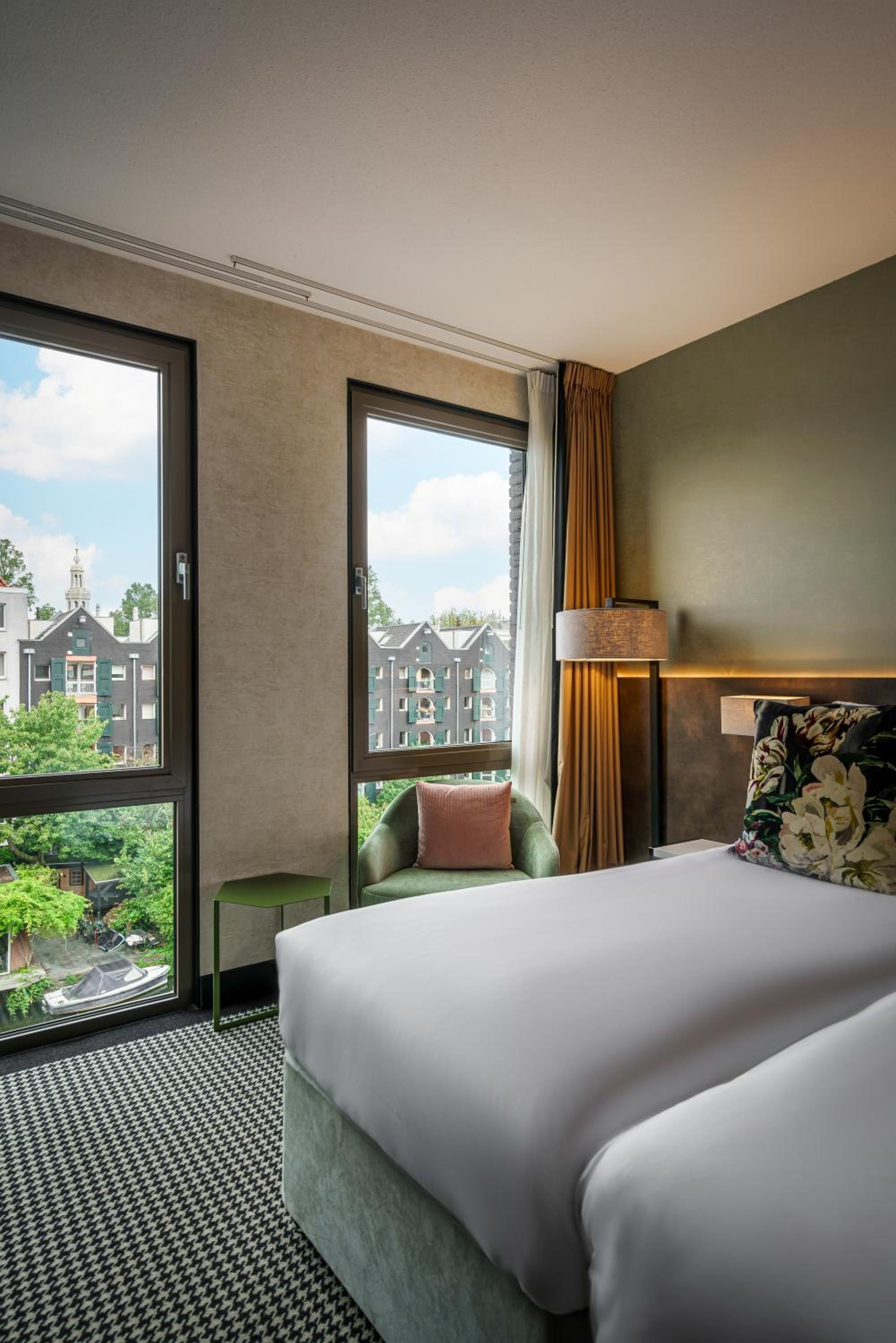 Twin Room with Canal View thumbnail 5