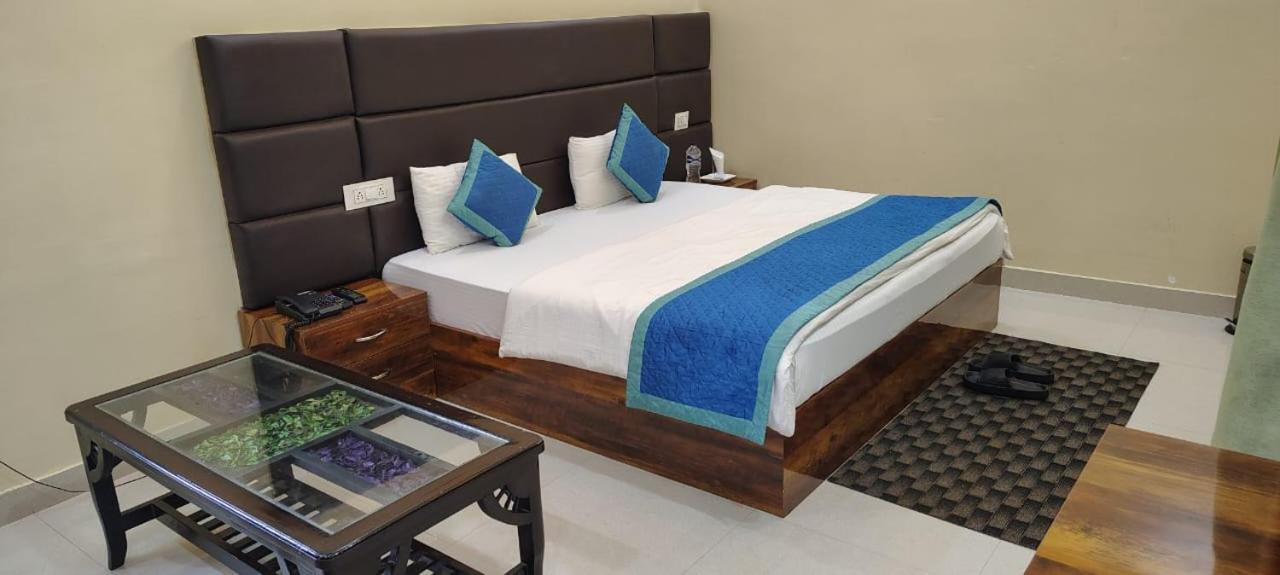 Deluxe Double Room (2 Adults + 1 Child)