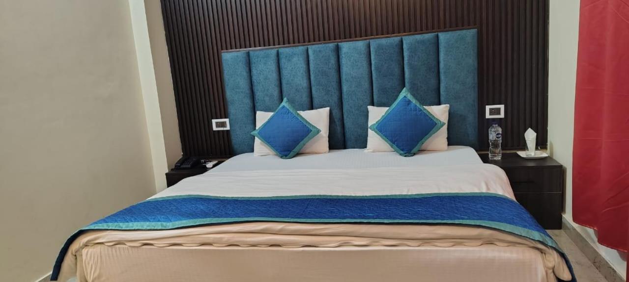 Deluxe Double Room (2 Adults + 1 Child) photo 2