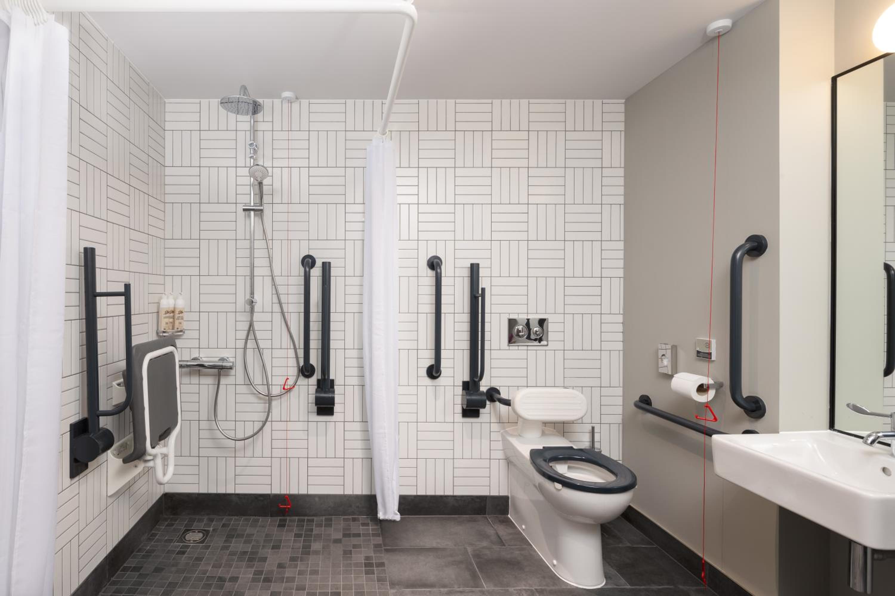 Queen Room - Mobility Accessible - Photo 9