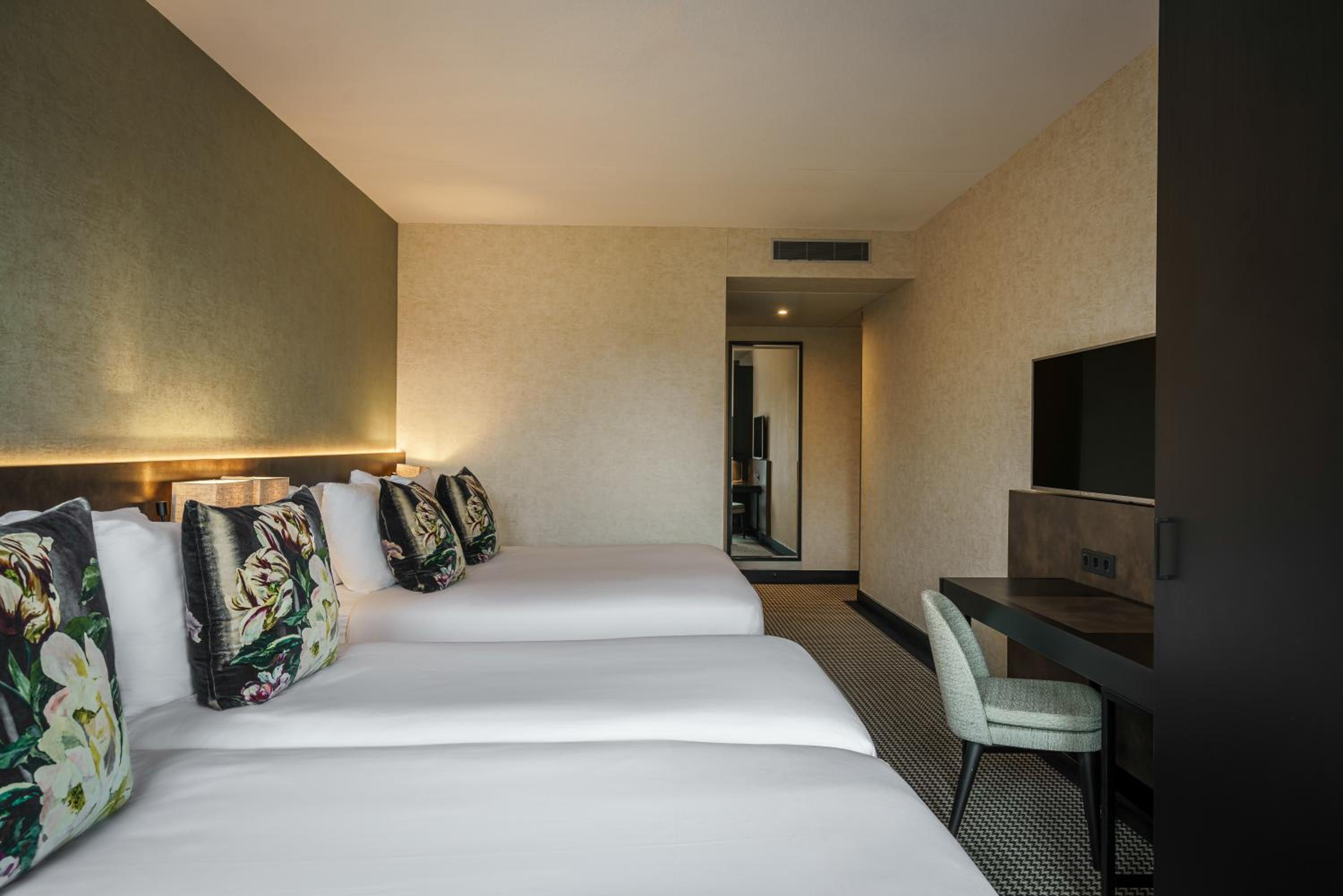 Family Four People Room with Canal view