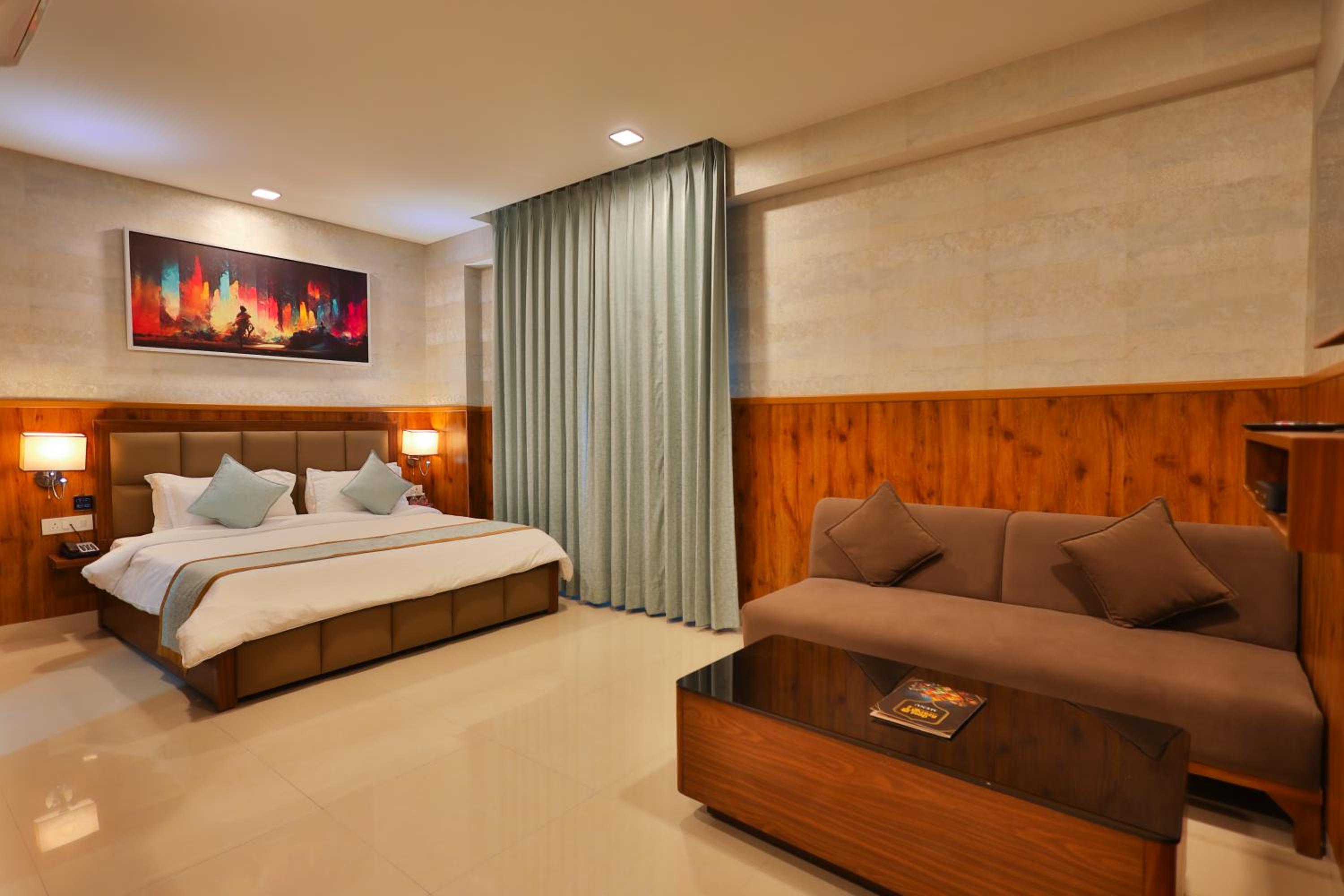 Deluxe King Room - Photo 14
