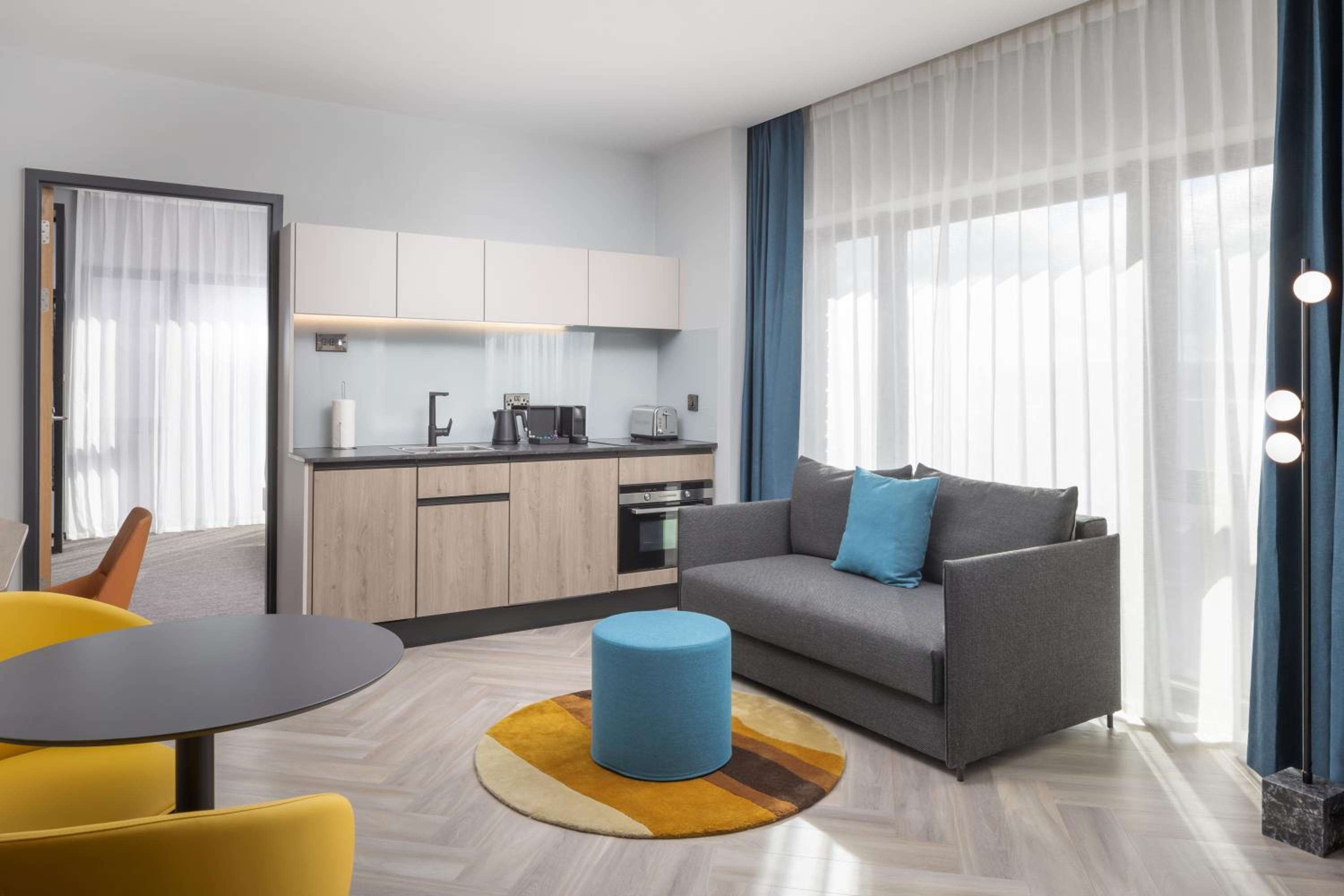 One-Bedroom Family Suite with One Queen Bed and Sofa Bed photo 3