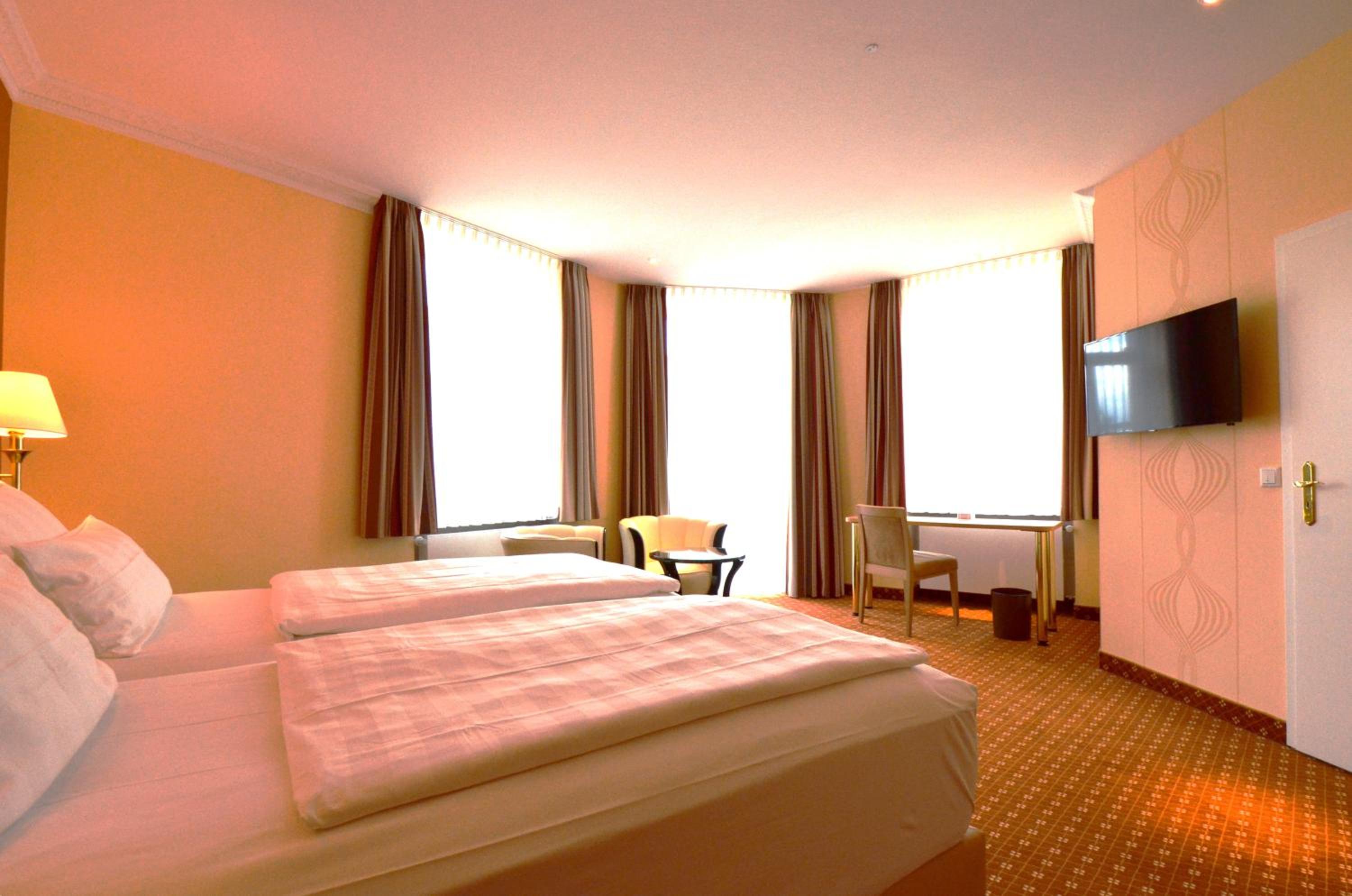 Deluxe Double Room with Balcony photo 3