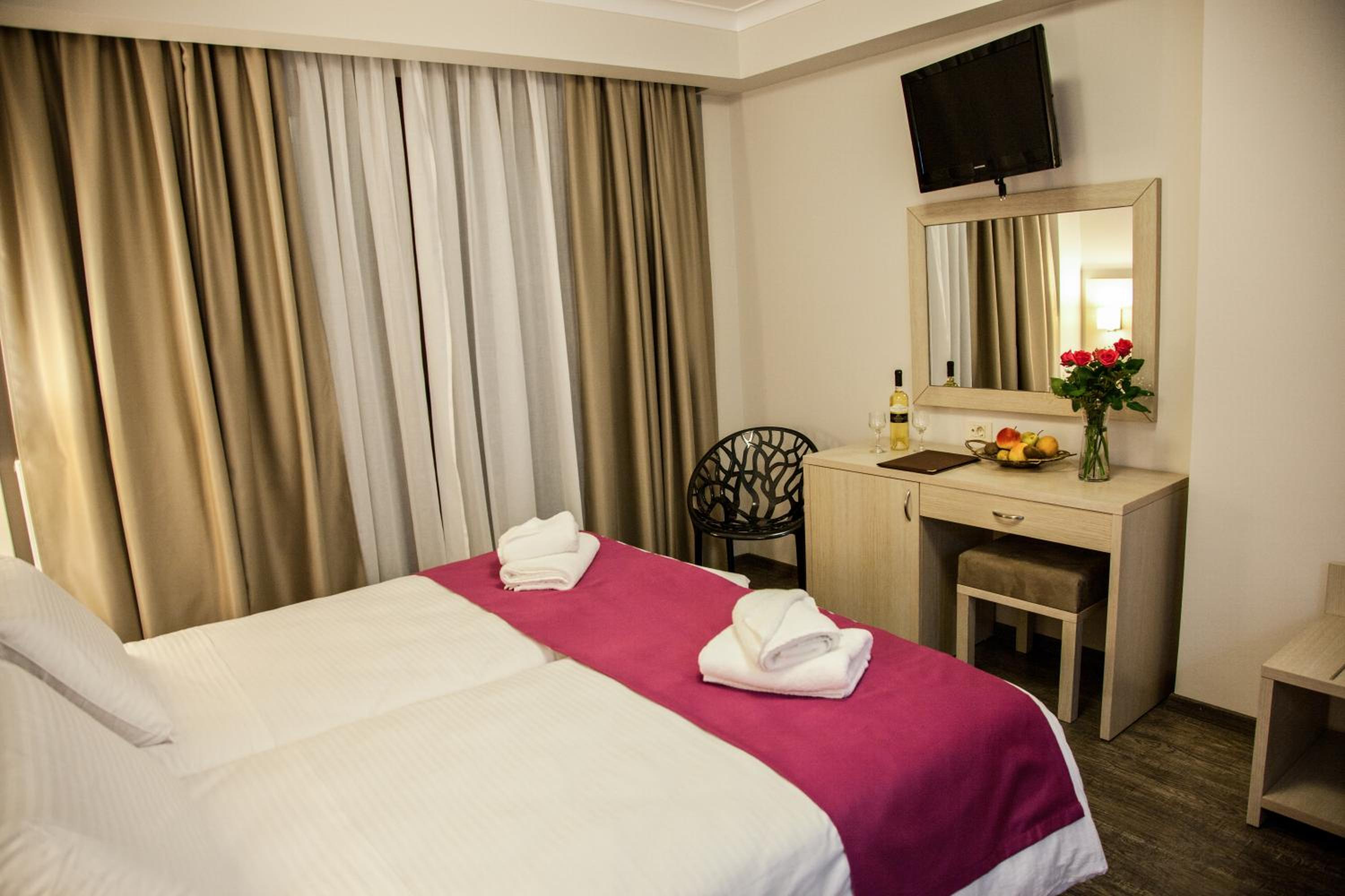 Deluxe Room with Lake View - Photo 8