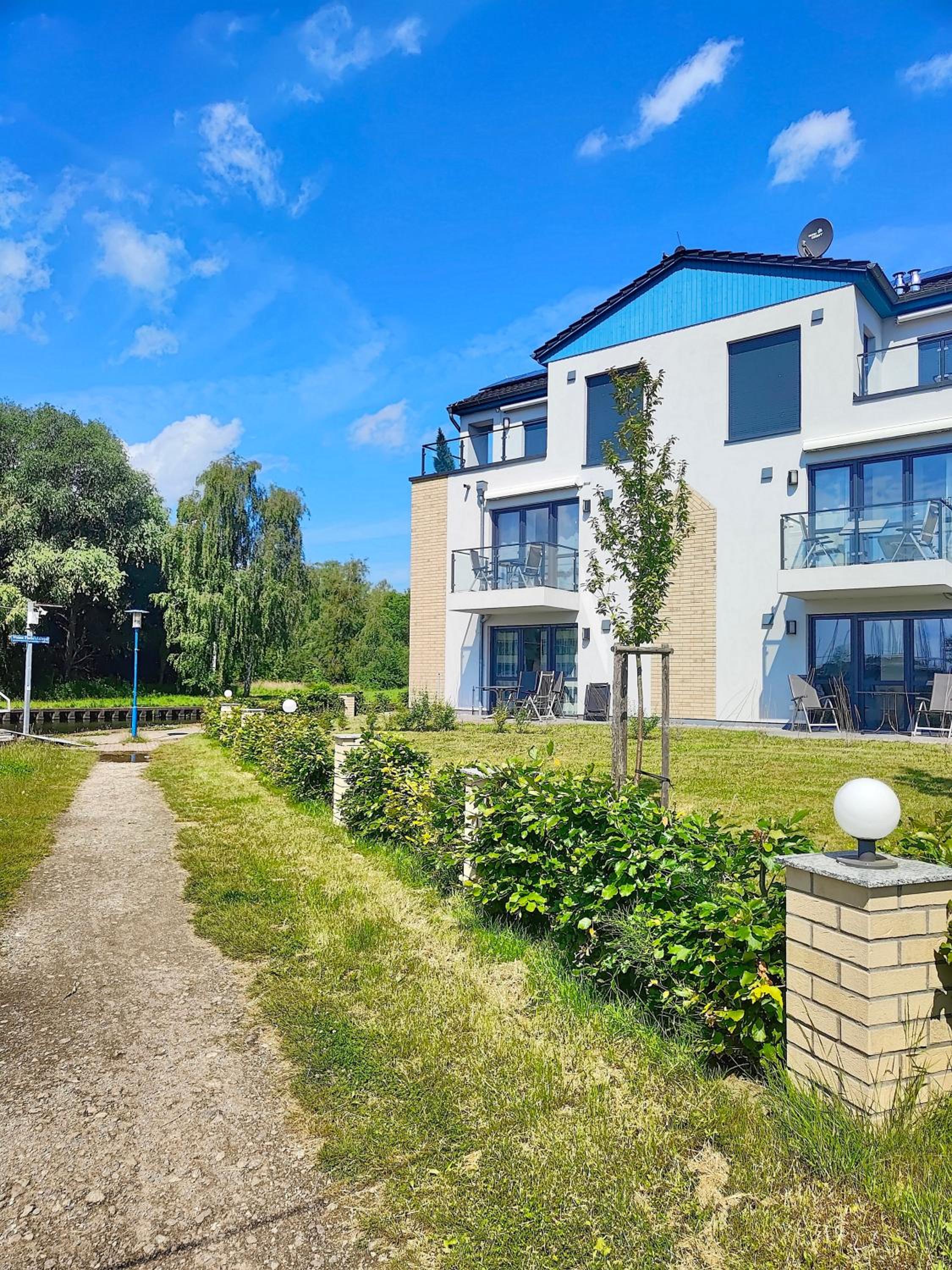 Apartment with Lake View photo 2