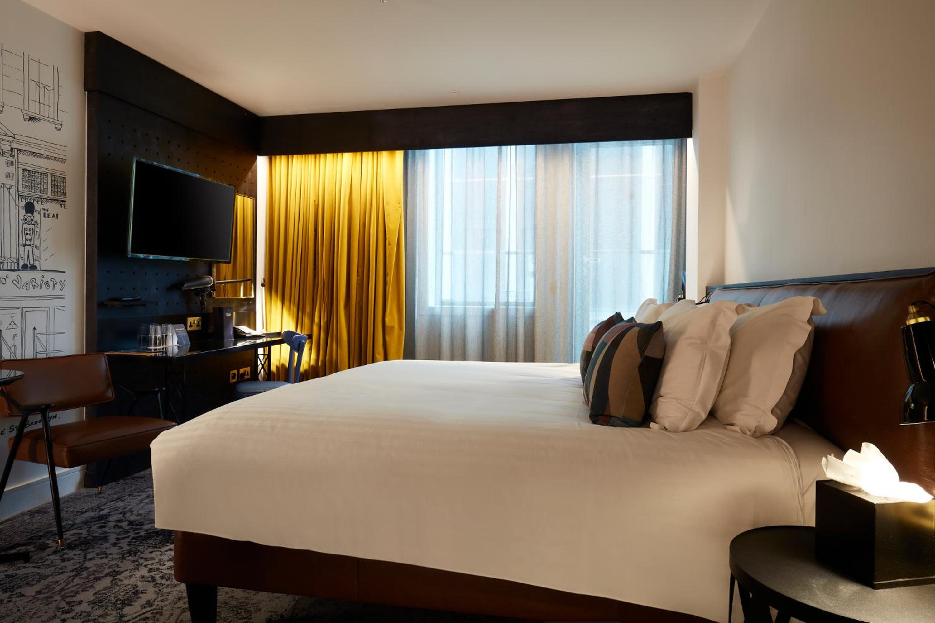 Standard Queen Room with Balcony - Photo 2