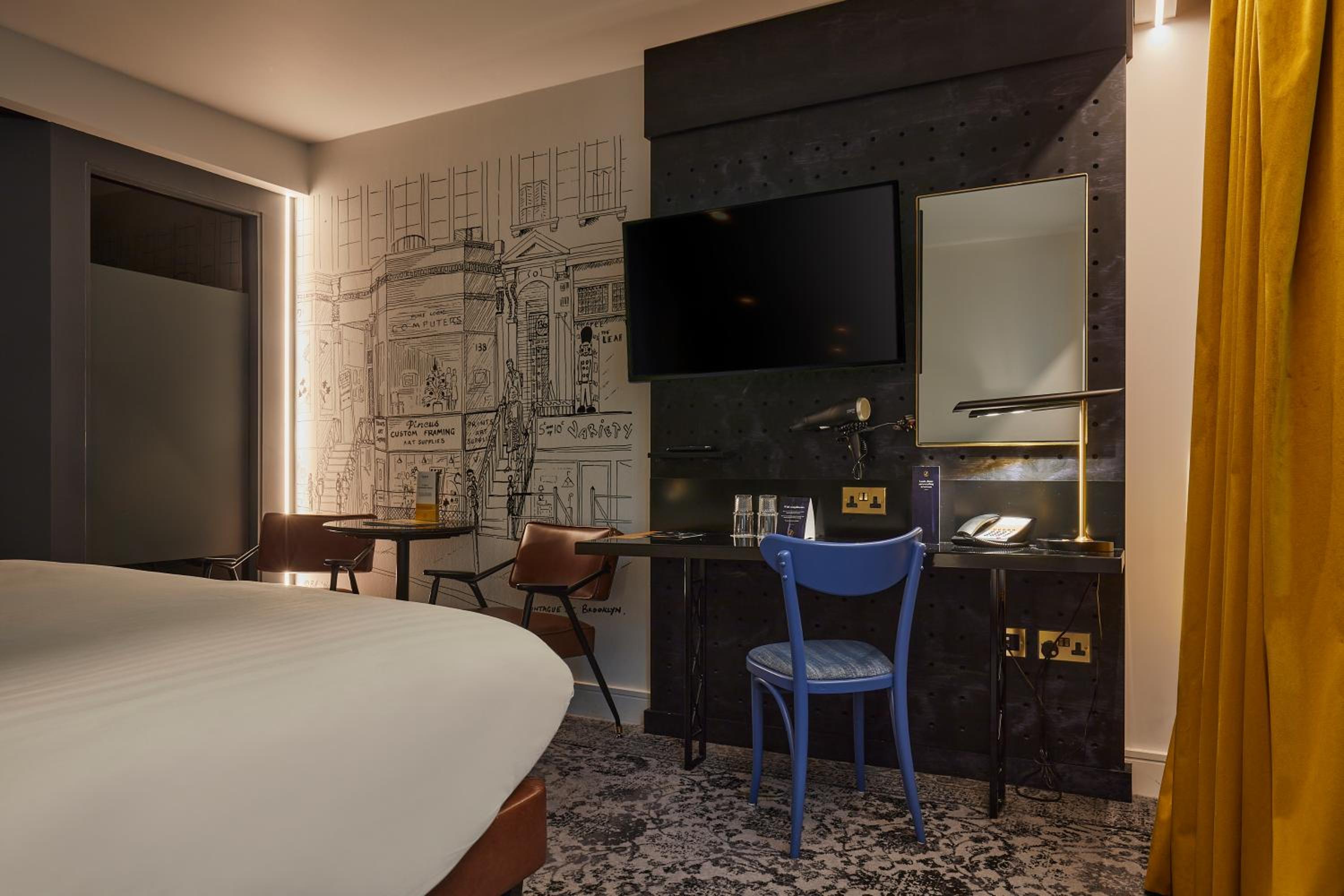 Standard Queen Room with Balcony - Photo 4