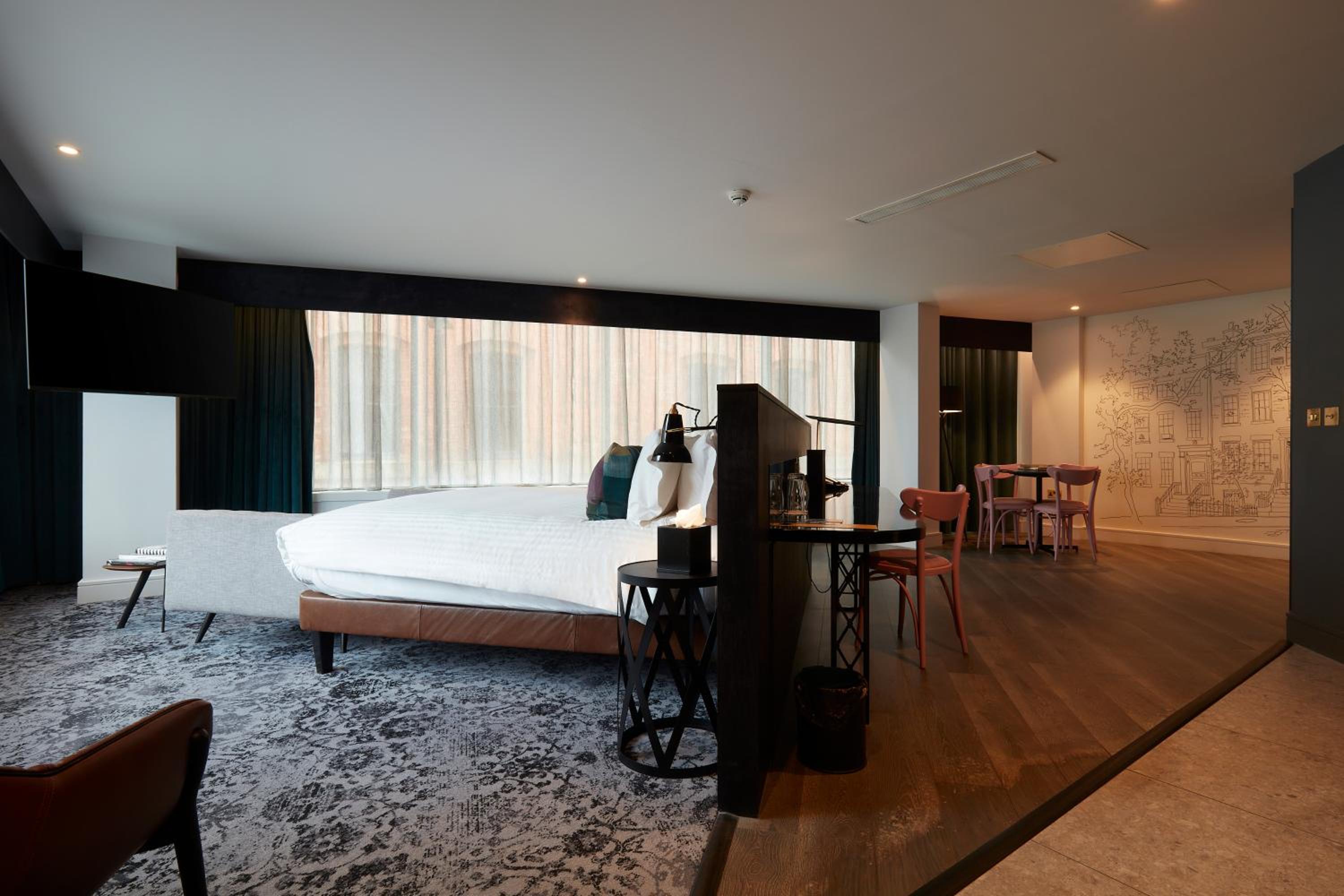 King Suite with Bath and Sofa Bed - Photo 10