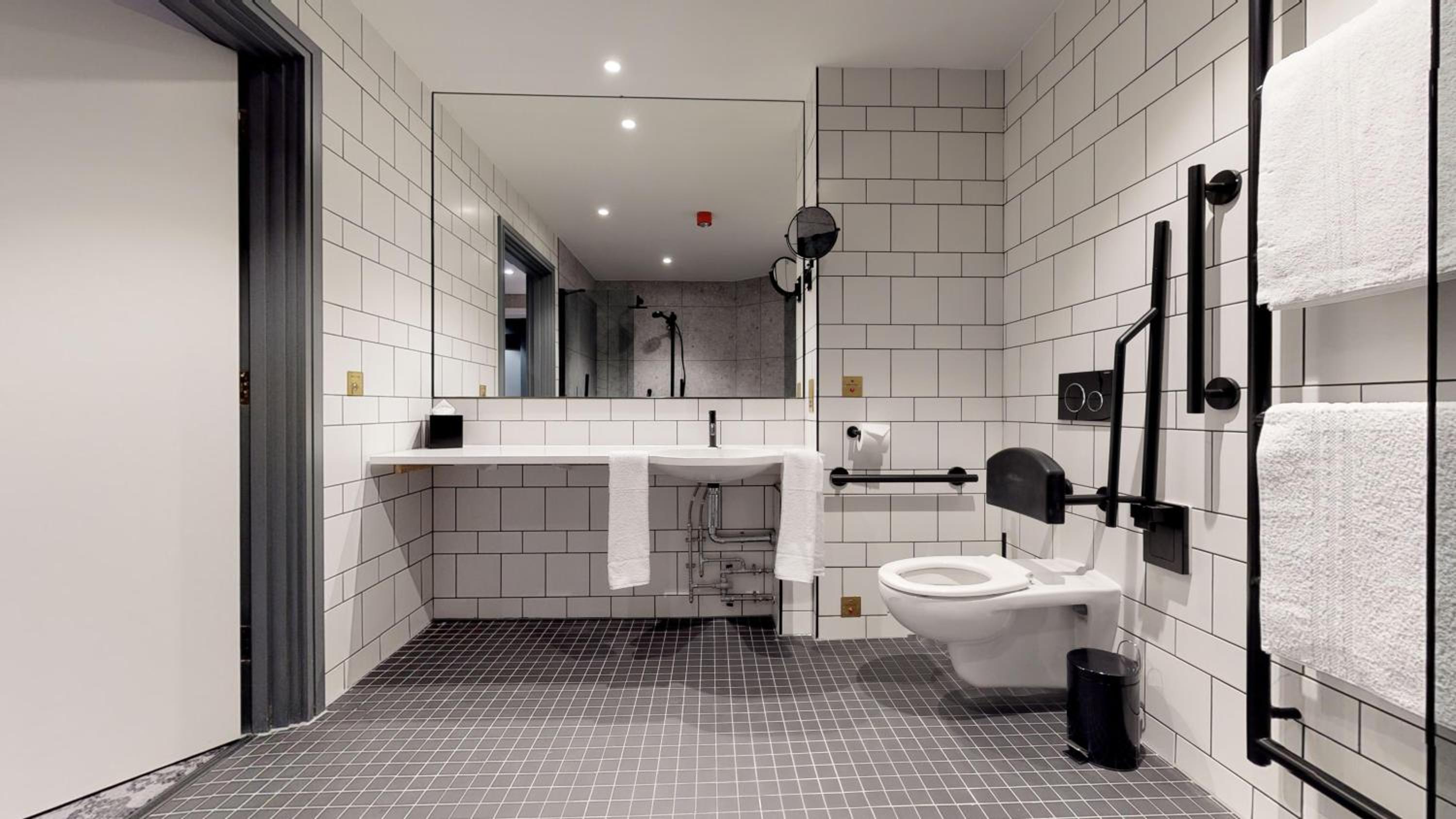 Standard King Room - Accessible - Photo 4
