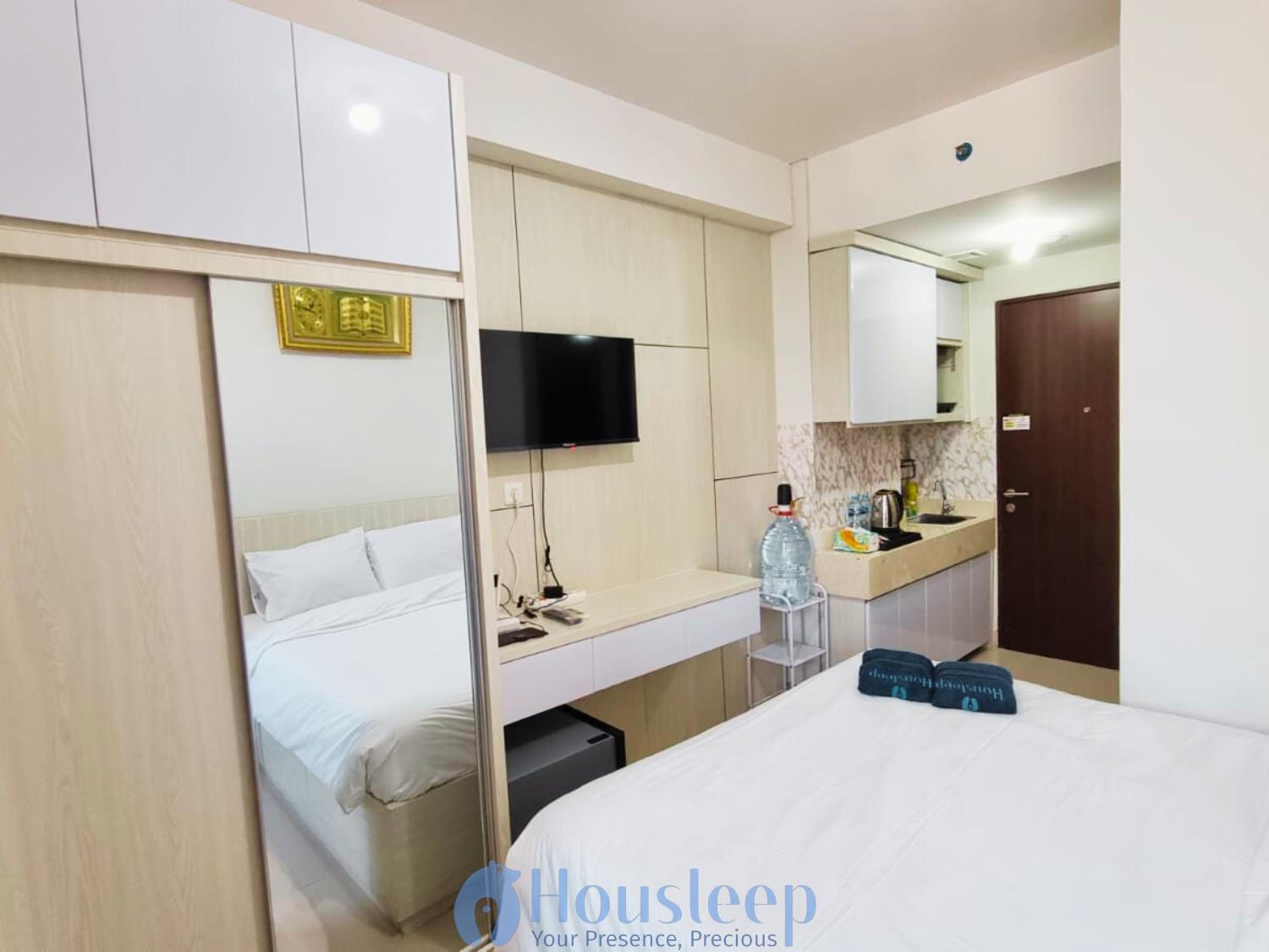 Studio Apartment with Balcony photo 1