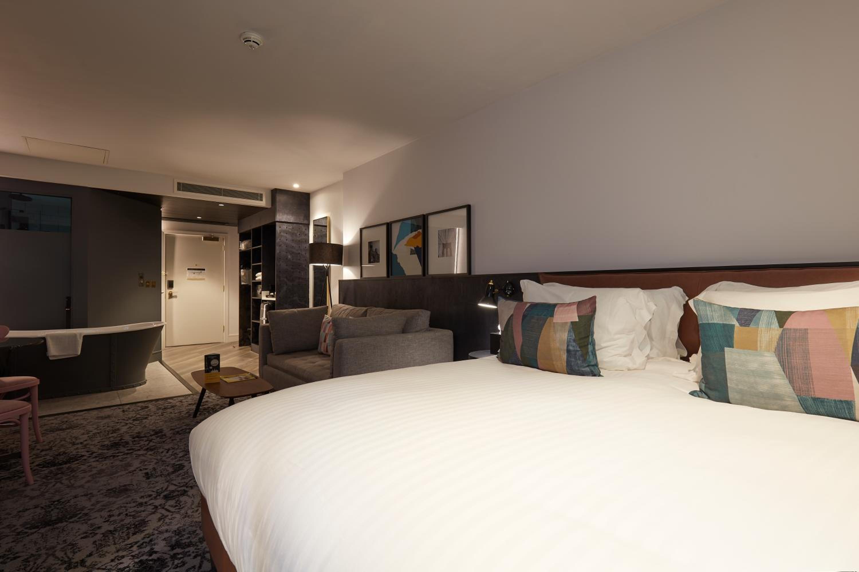 King Suite with Bath - Photo 10