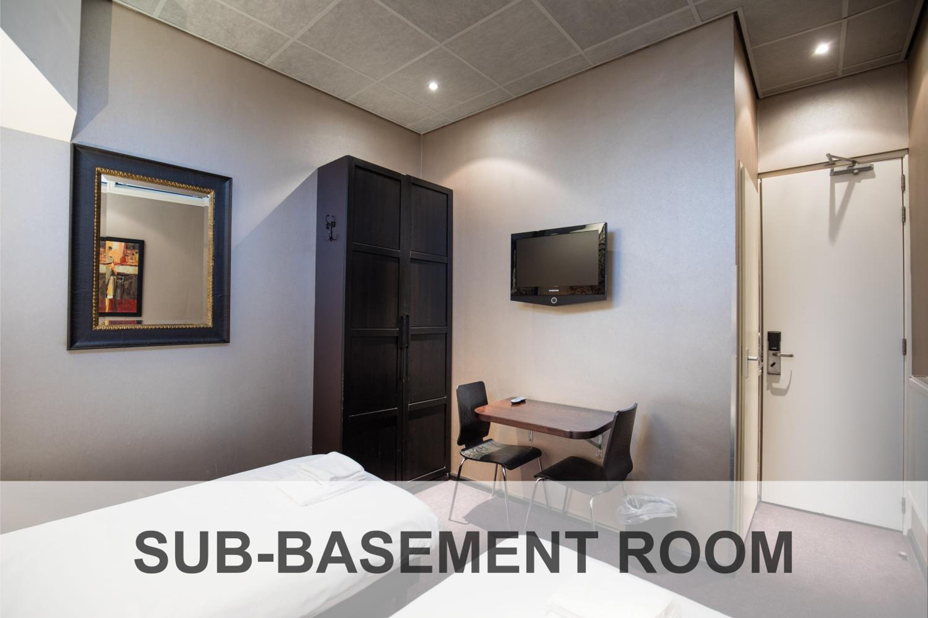 Basement Double Room photo 3