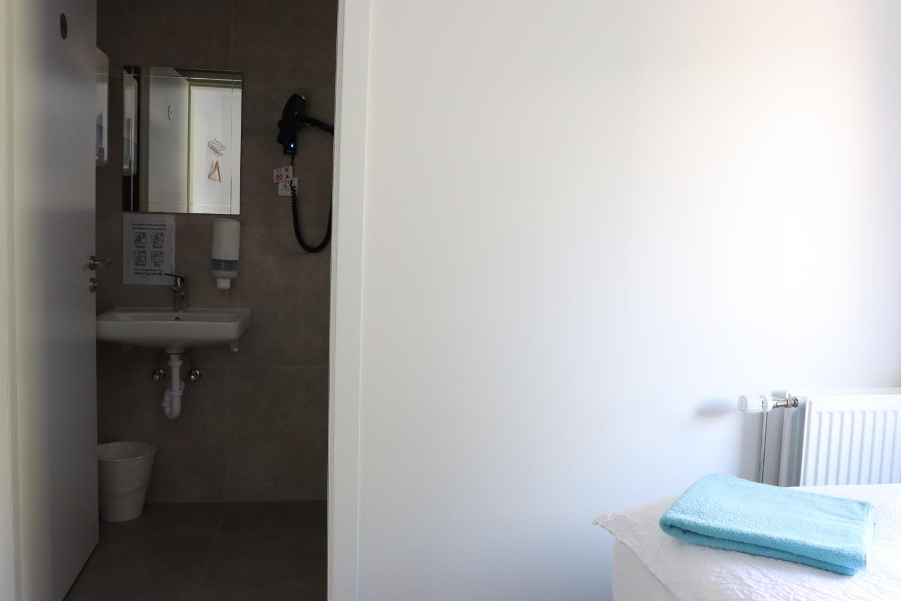 Single Room with Private Bathroom photo 2