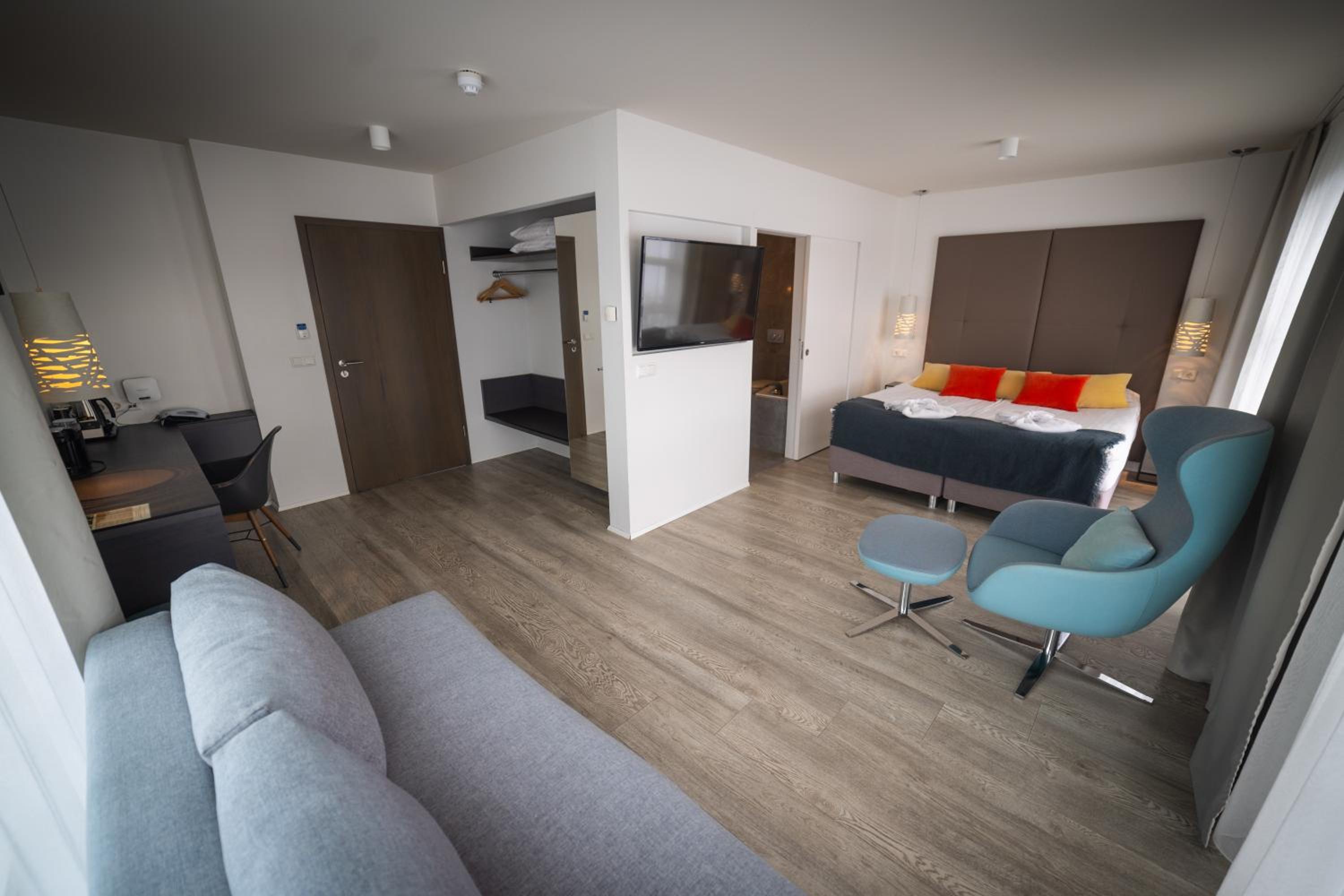 Suite - Photo 10