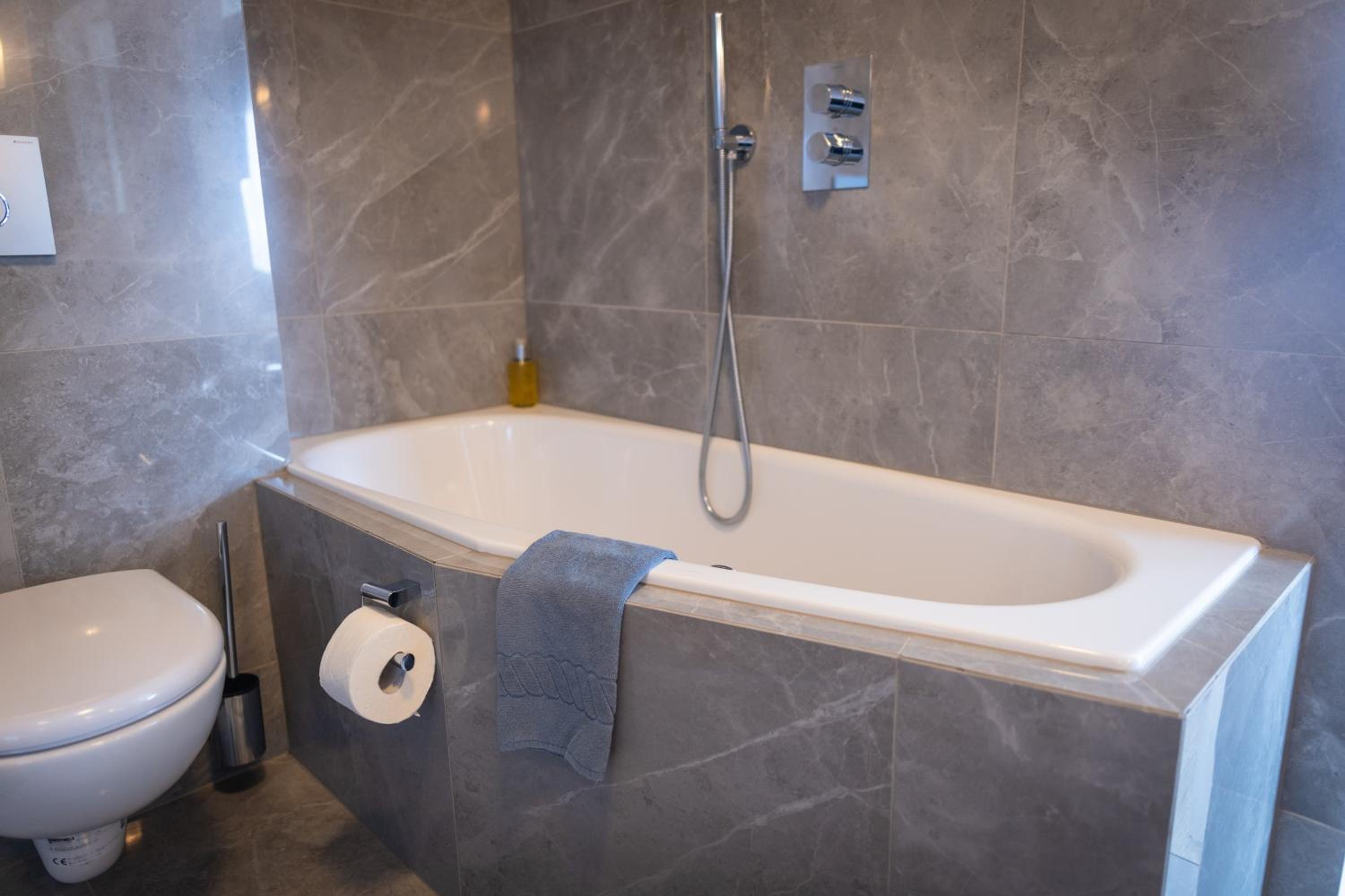 Suite - Photo 16