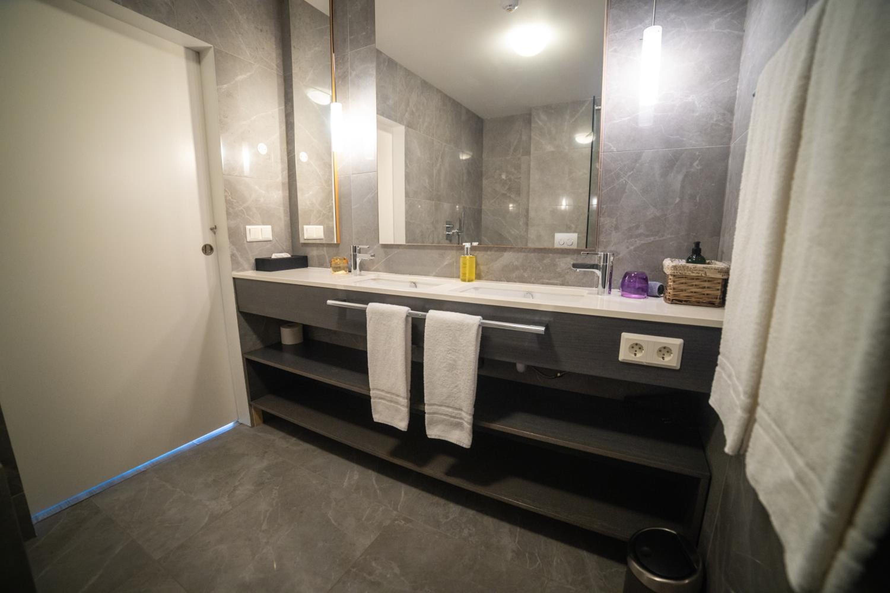 Suite - Photo 14