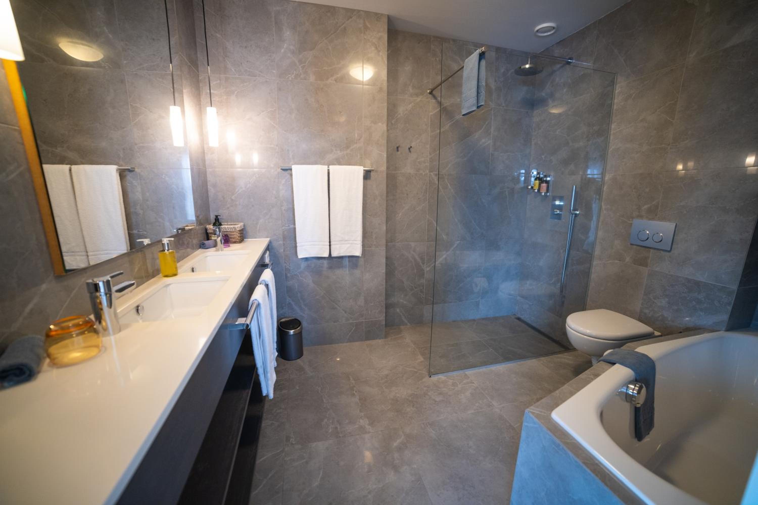 Suite - Photo 13