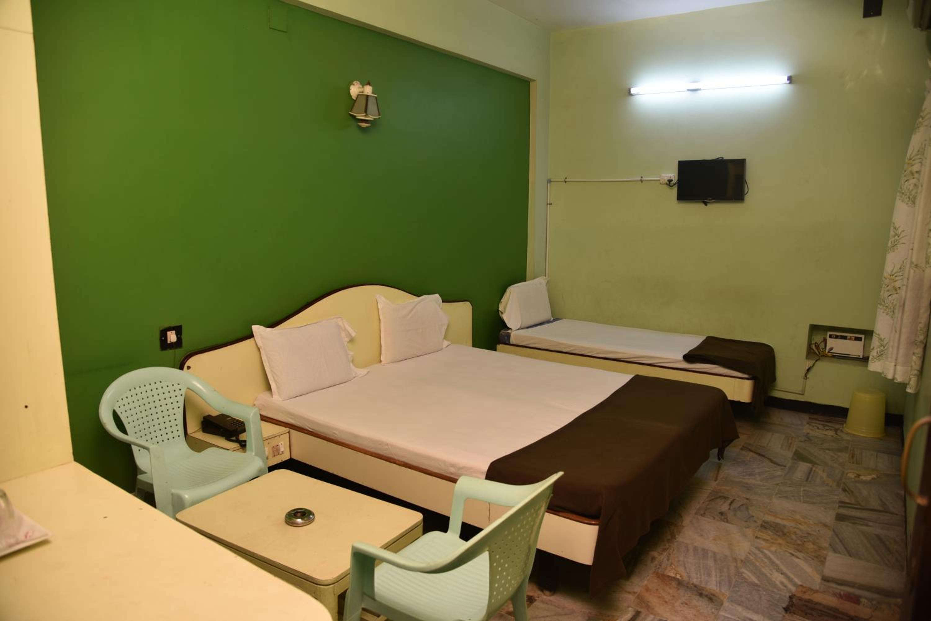 Economy Triple Room - Photo 3
