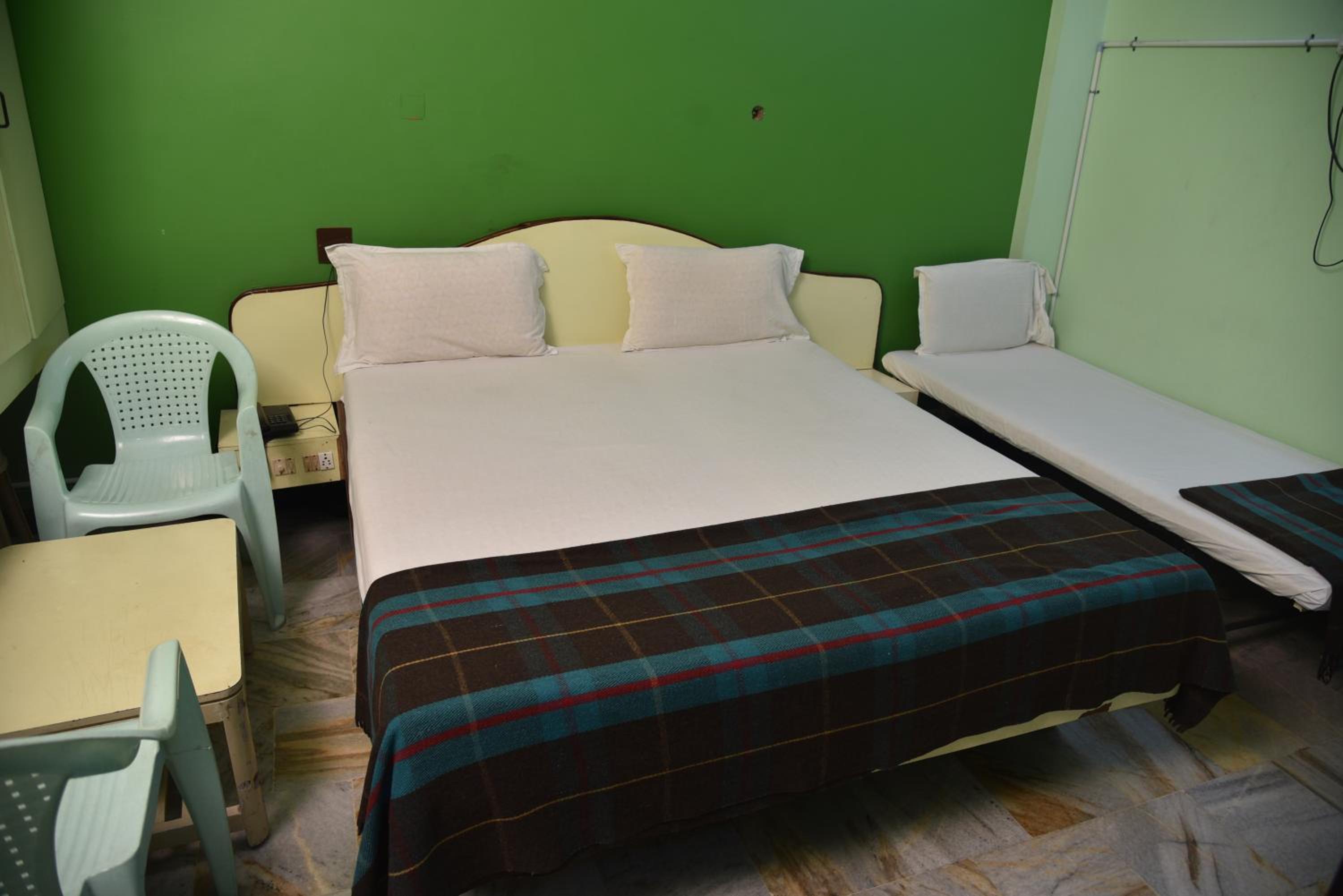 Economy Triple Room - Photo 4