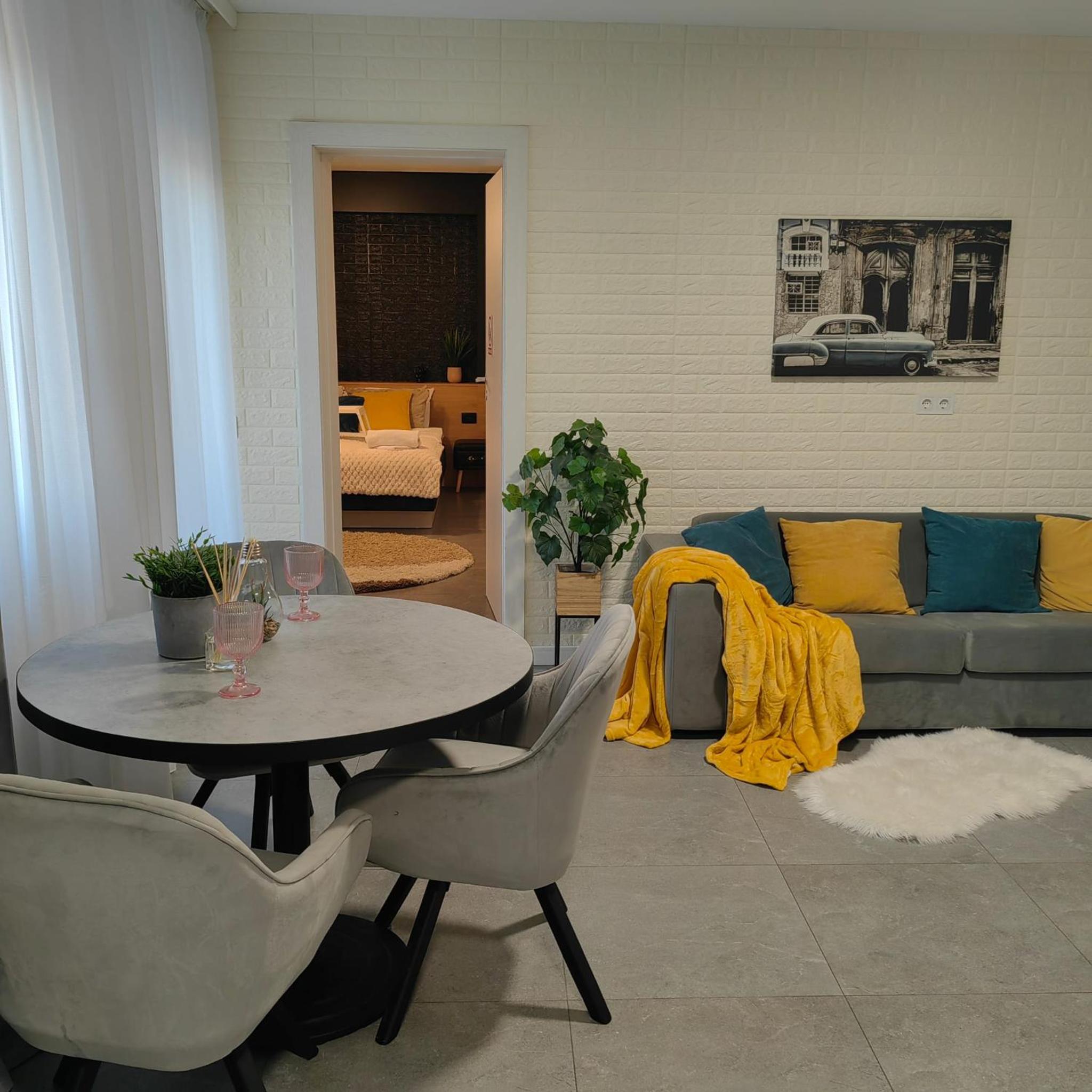 One-Bedroom Apartment photo 1