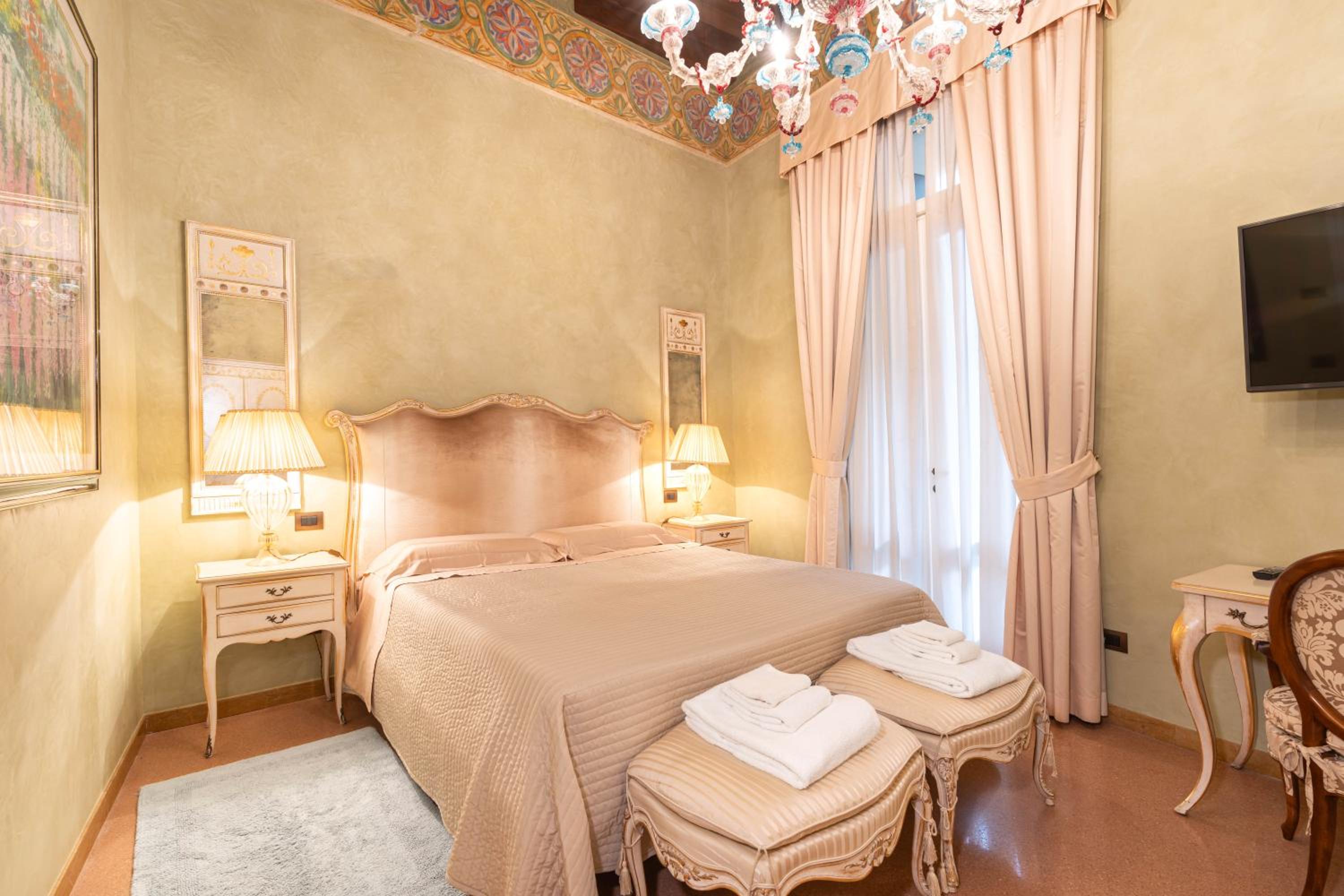 Deluxe Double Room with Shower
