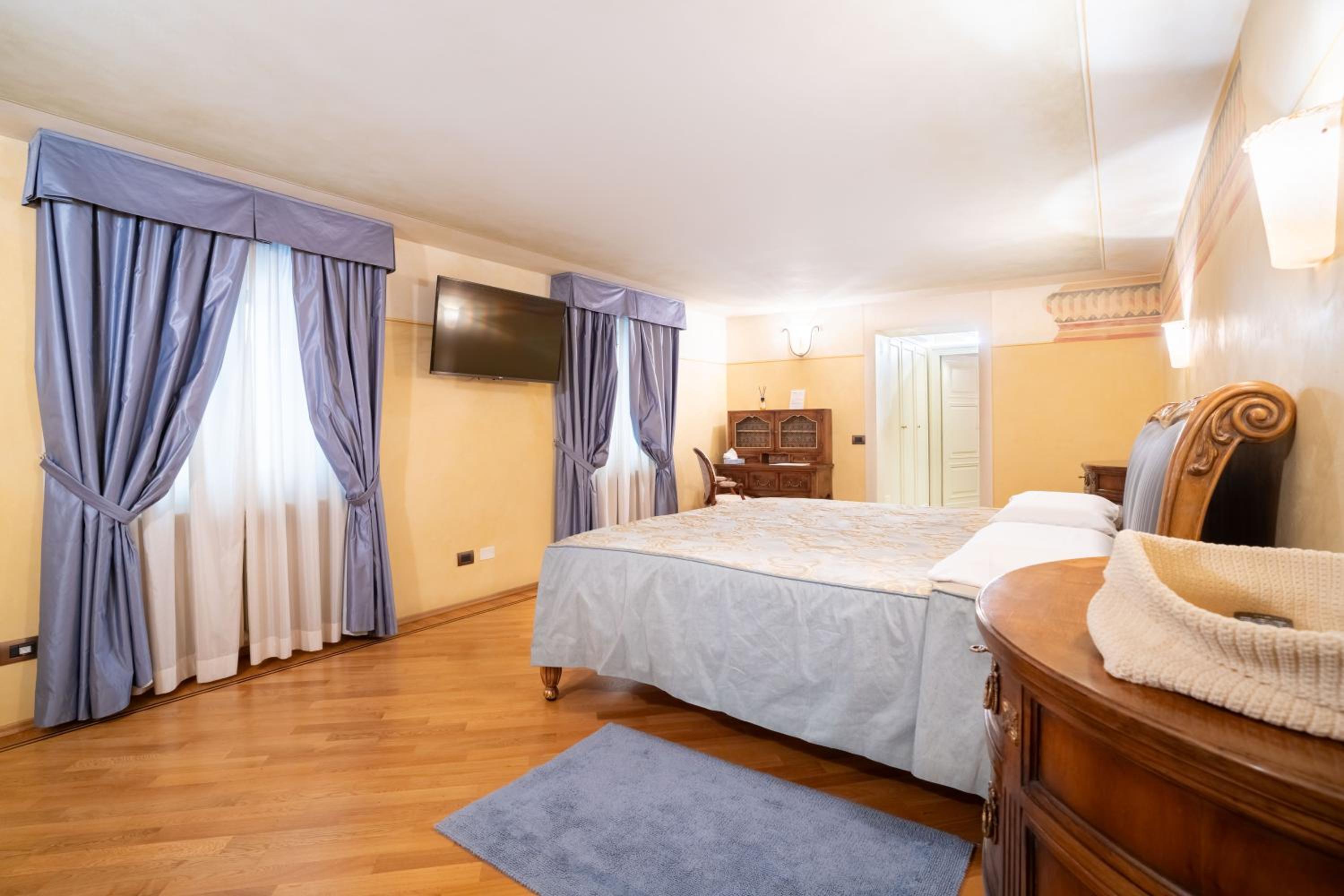 King Room with Spa Bath - Photo 1