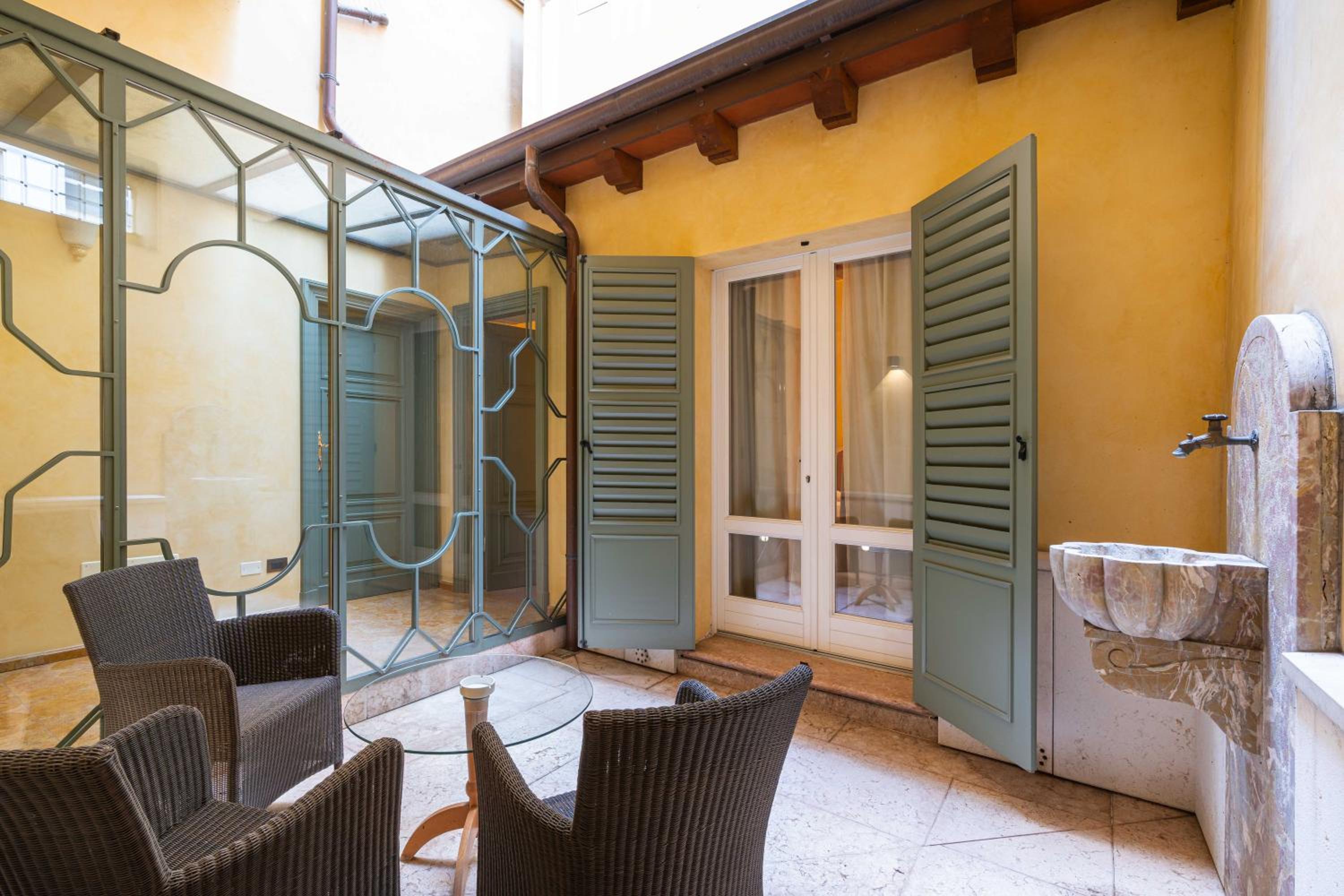 Deluxe Double Room with Shower - Photo 5