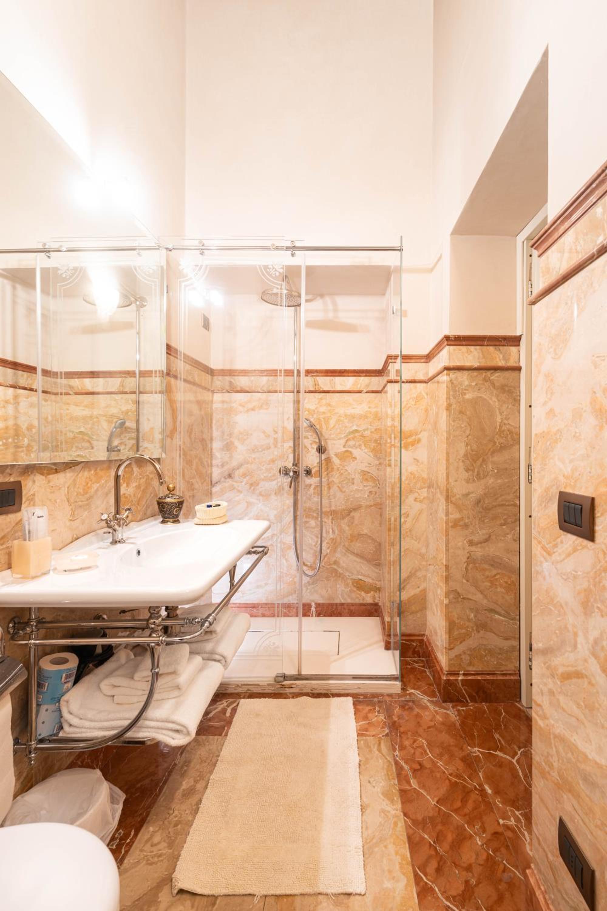 Deluxe Double Room with Shower - Photo 13