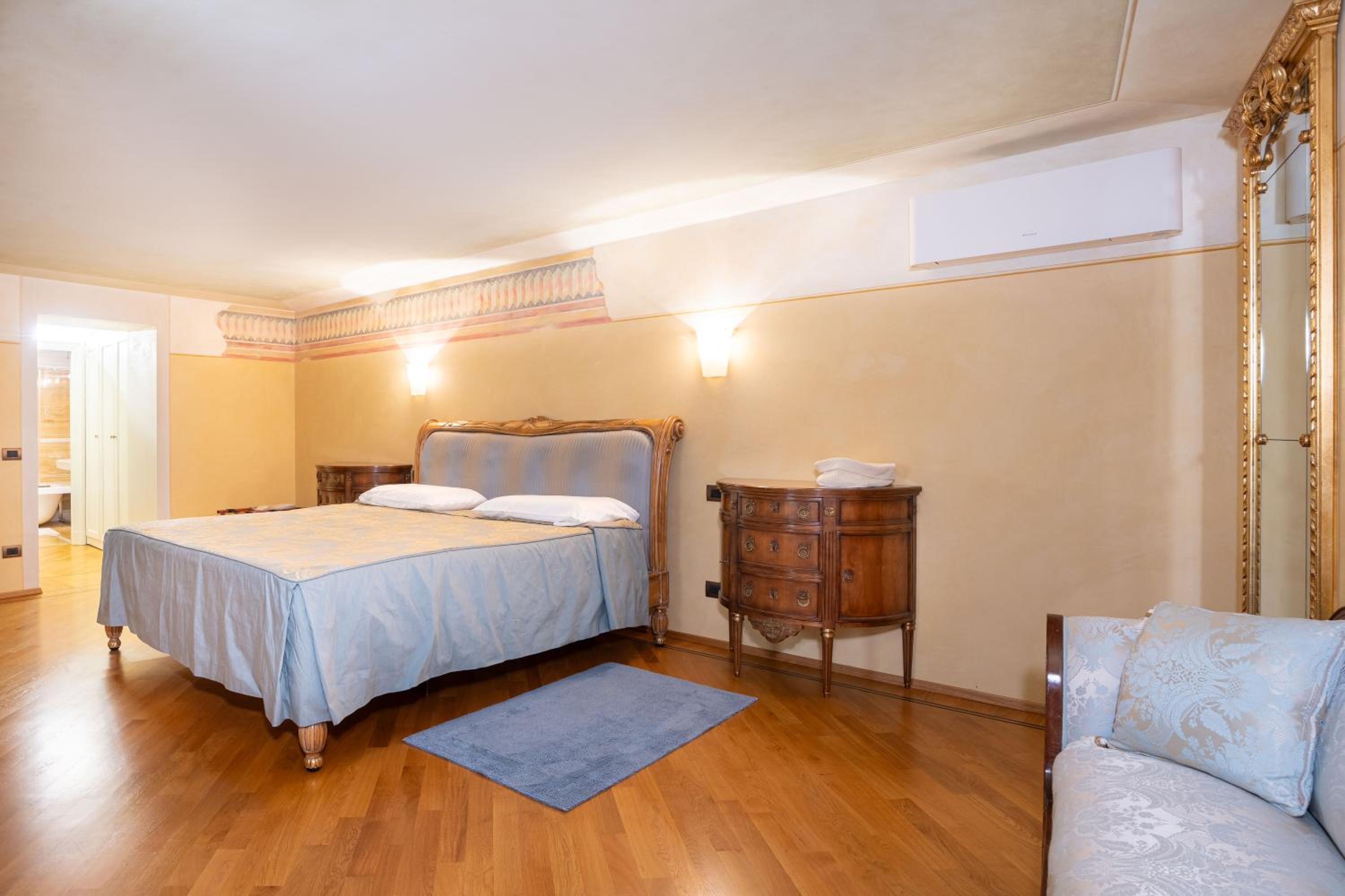 King Room with Spa Bath - Photo 7