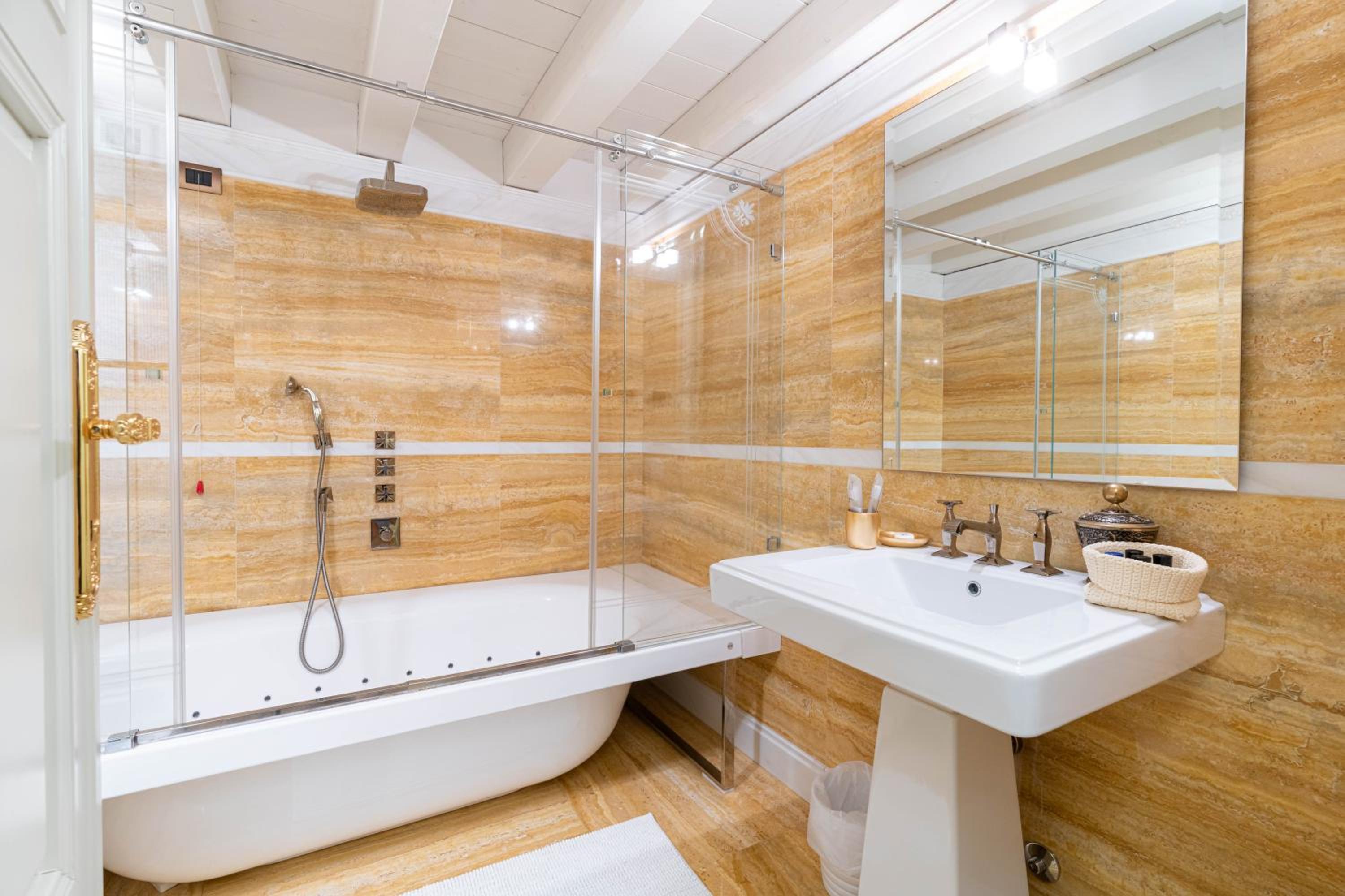 King Room with Spa Bath - Photo 4