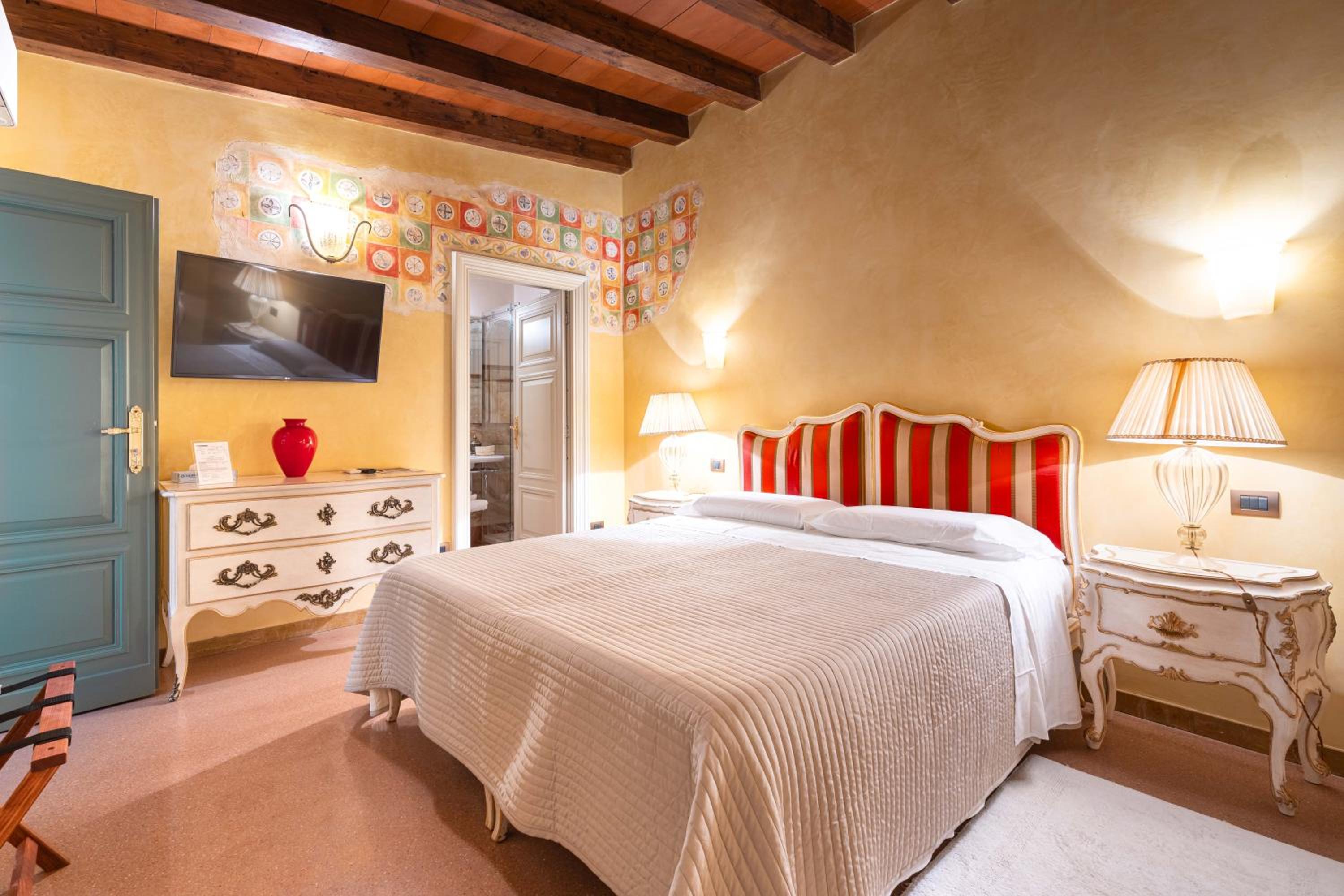Deluxe Double Room with Shower - Photo 1