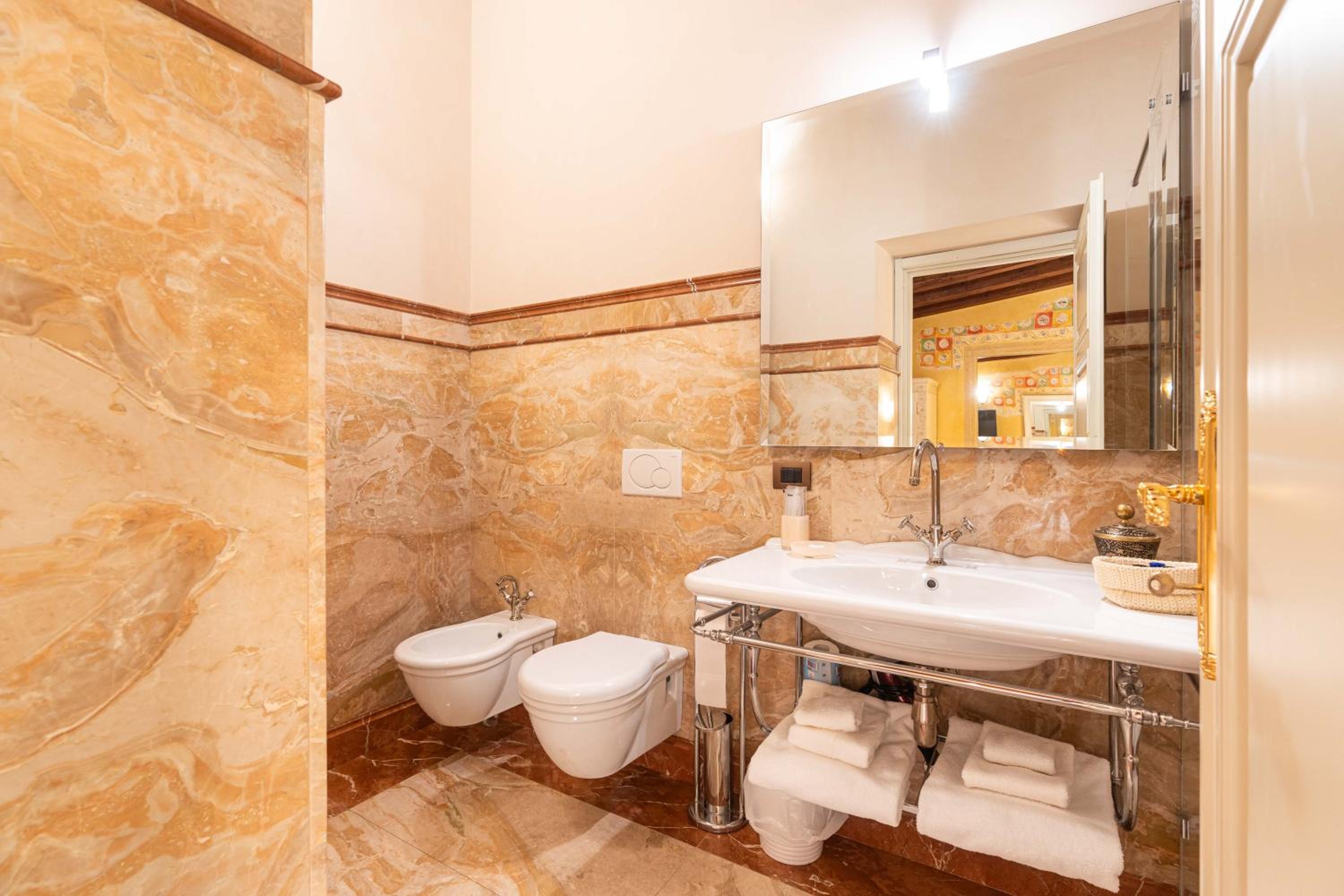 Deluxe Double Room with Shower - Photo 4