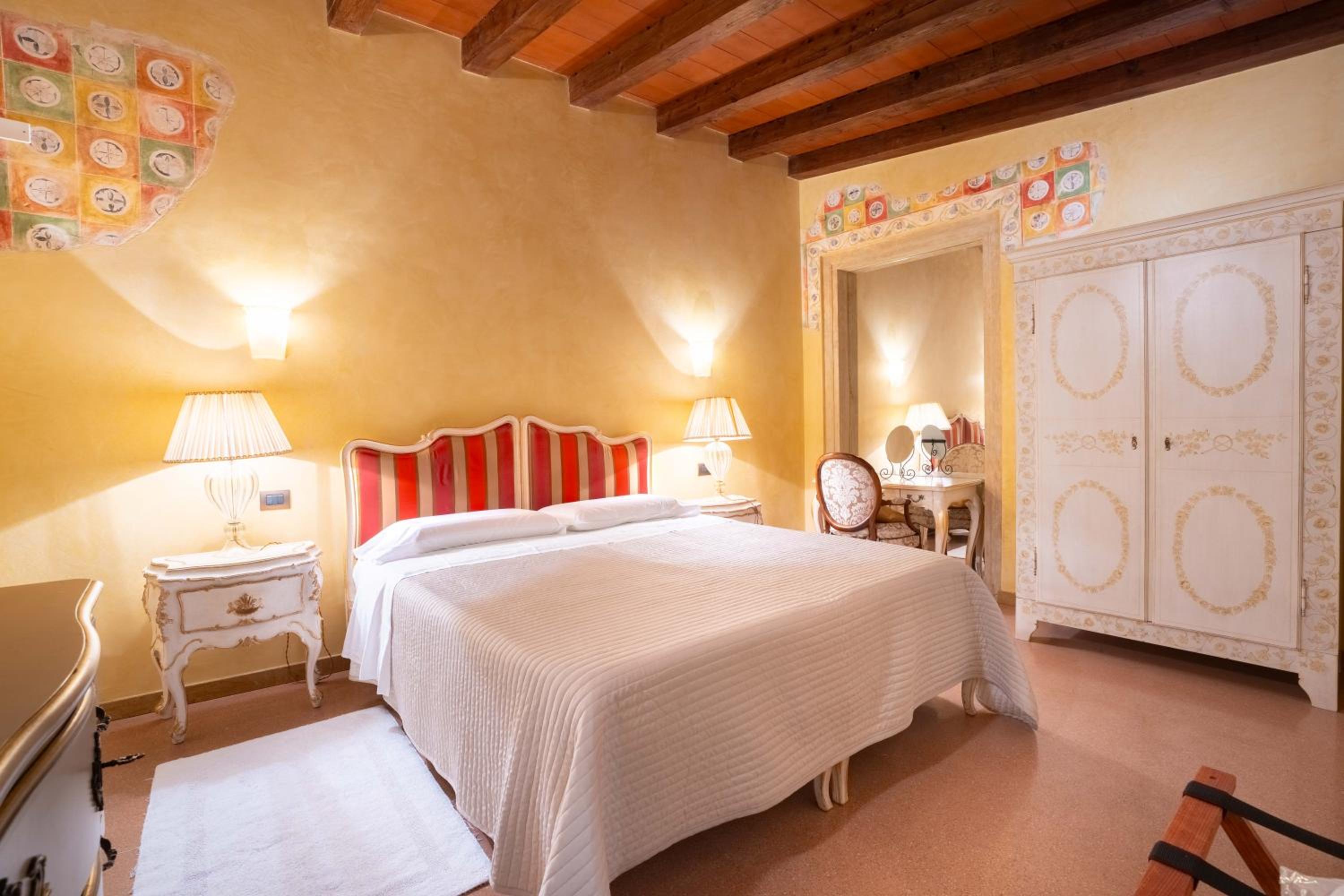 Deluxe Double Room with Shower - Photo 3