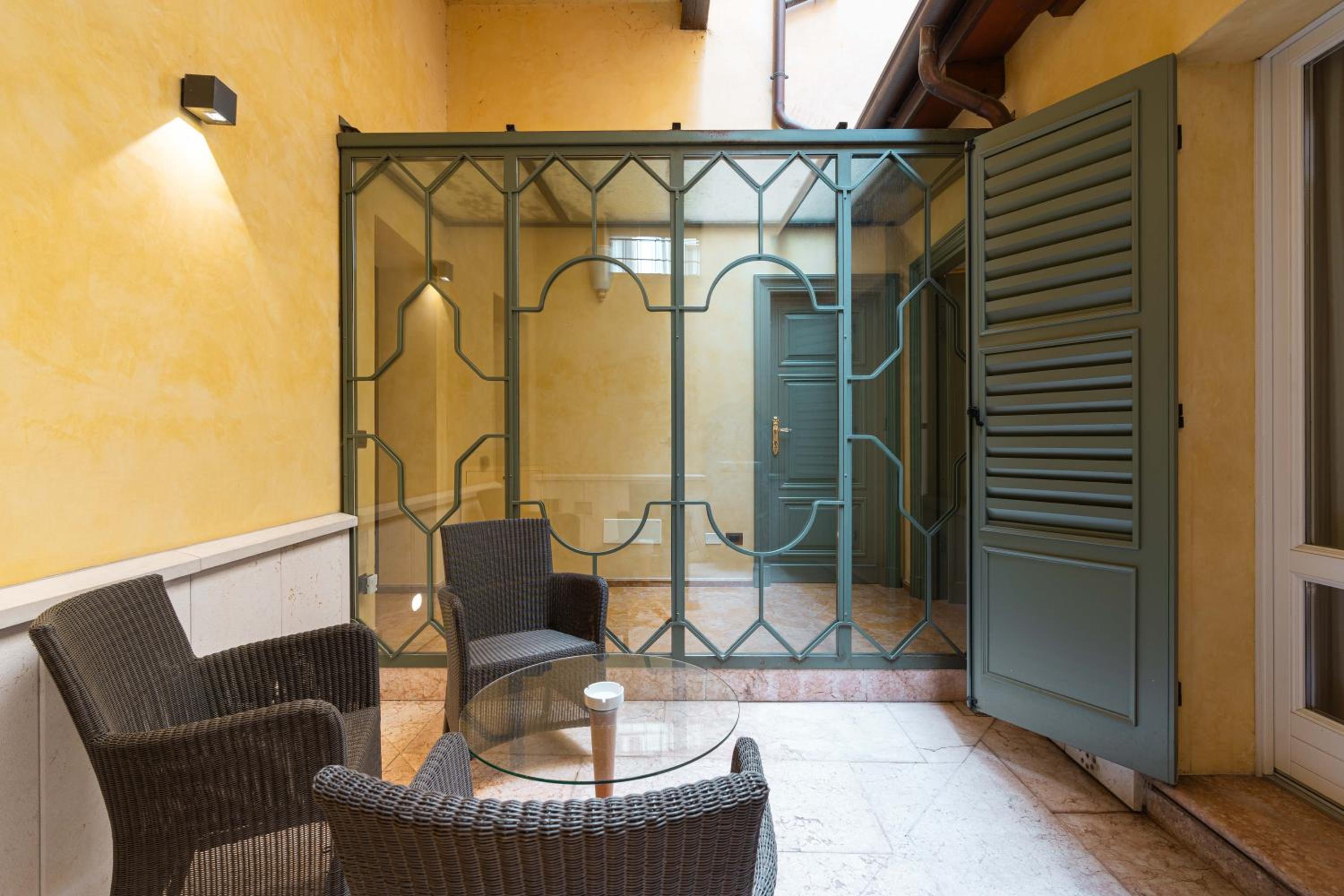 Deluxe Double Room with Shower - Photo 9