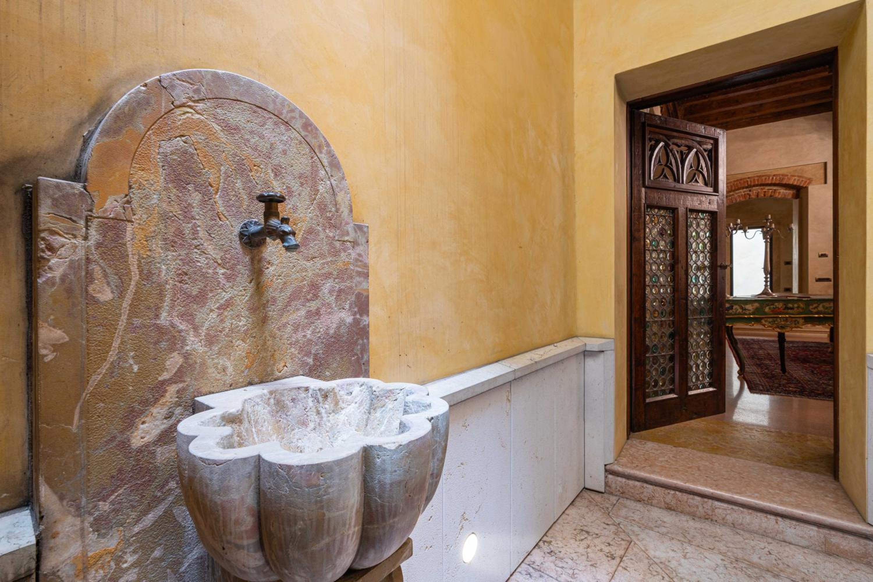 Deluxe Double Room with Shower - Photo 10